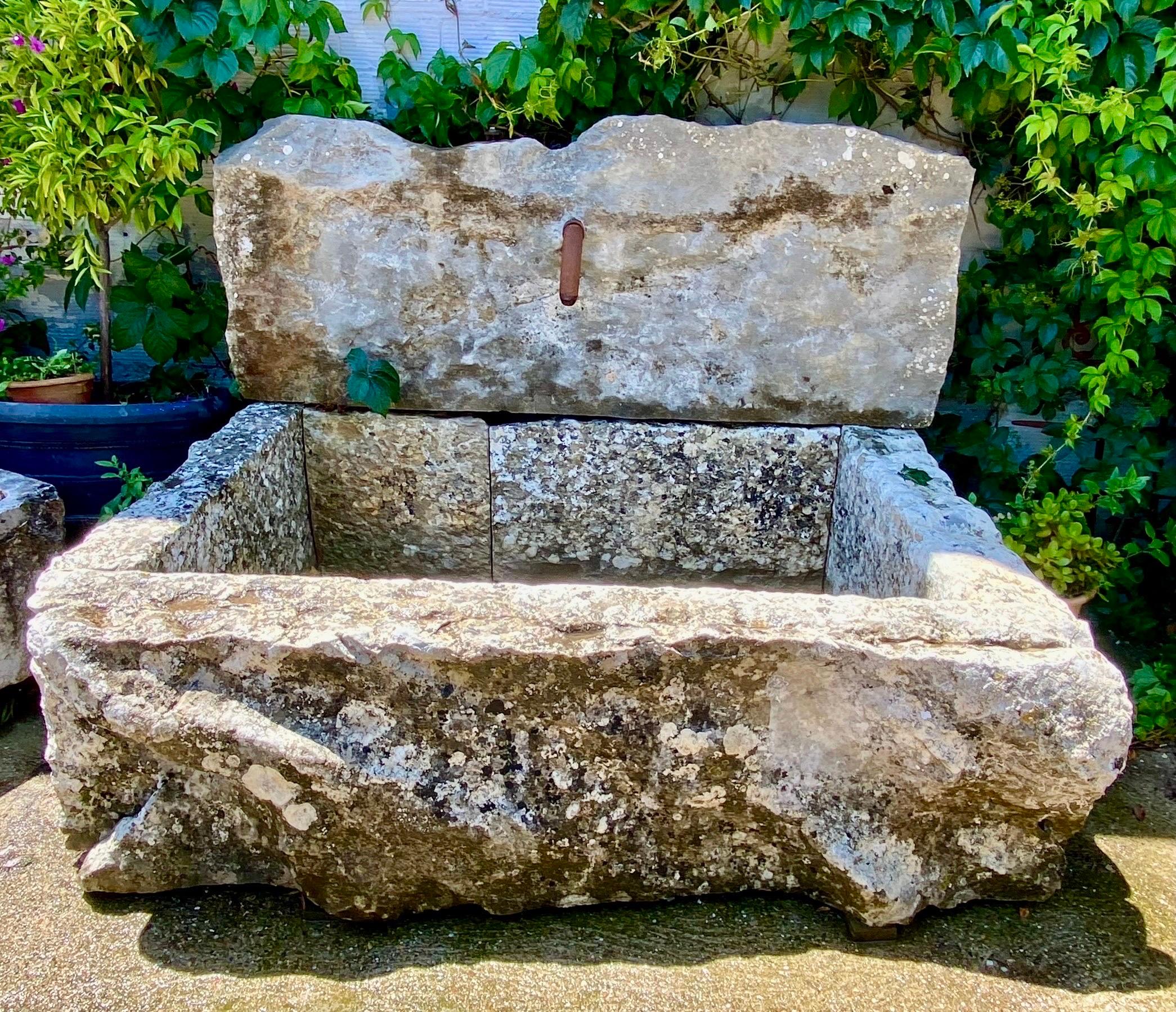 Diese wunderbare und inspirierende  Springbrunnen  dank seiner Beckenfassade mit natürlichem Felsenaussehen sowie seines Wandgiebels ein sehr originelles Stück
Das Innere des Beckens ist handgeschnitzt
Wir werden eine leichte natürliche  gewölbtes