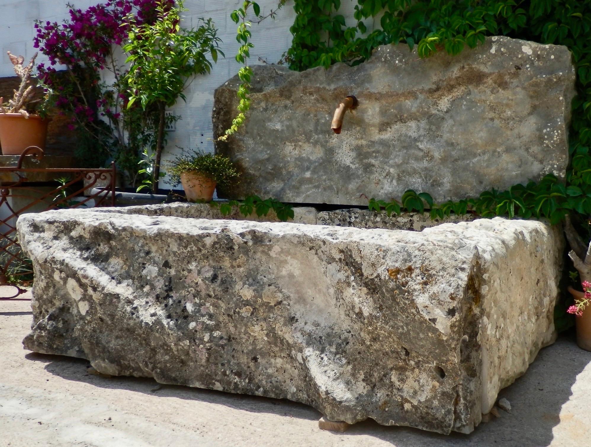 Wandbrunnen aus wiederverwerteten alten Steinelementen (Brutalismus) im Angebot