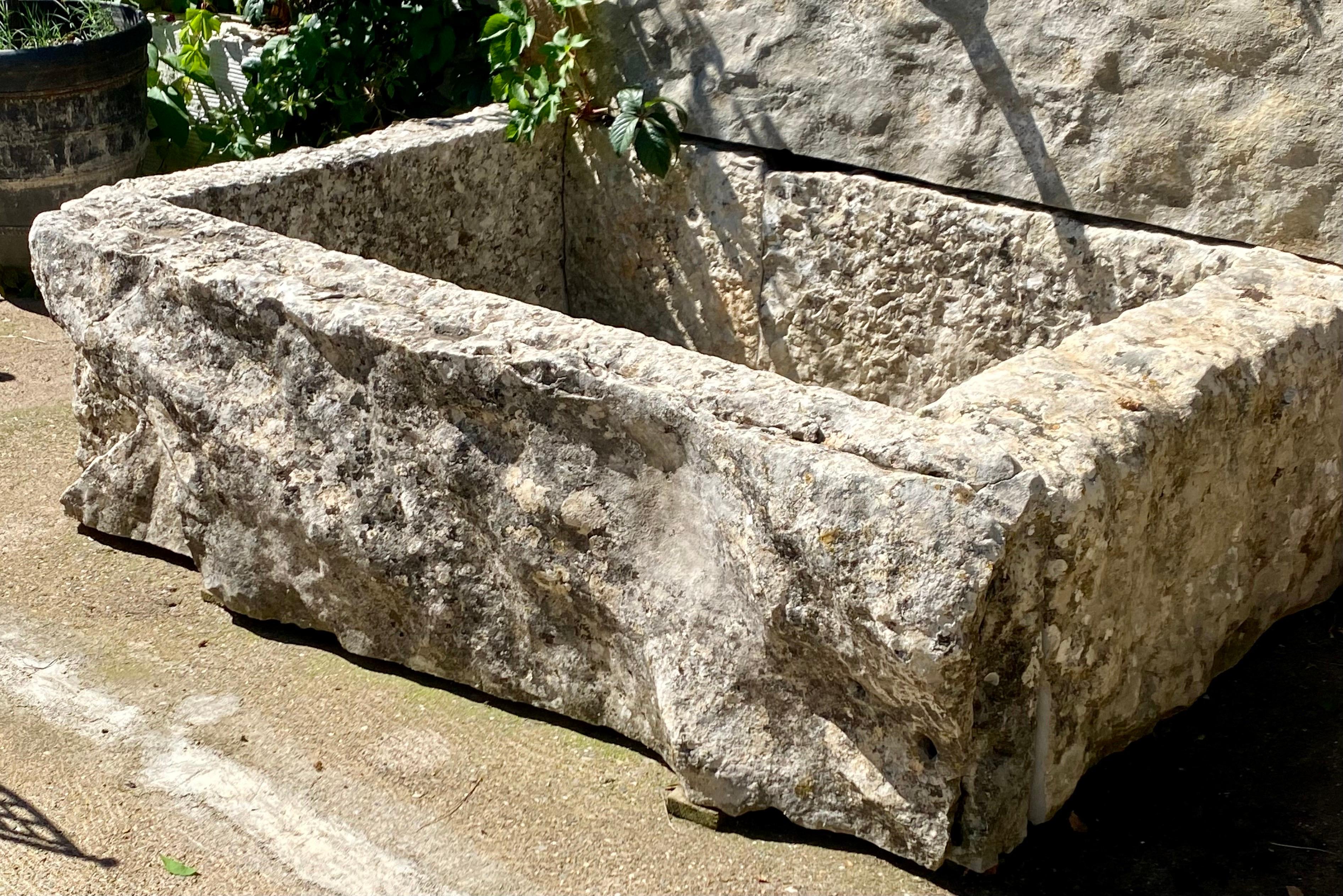 Wandbrunnen aus wiederverwerteten alten Steinelementen (Spanisch) im Angebot