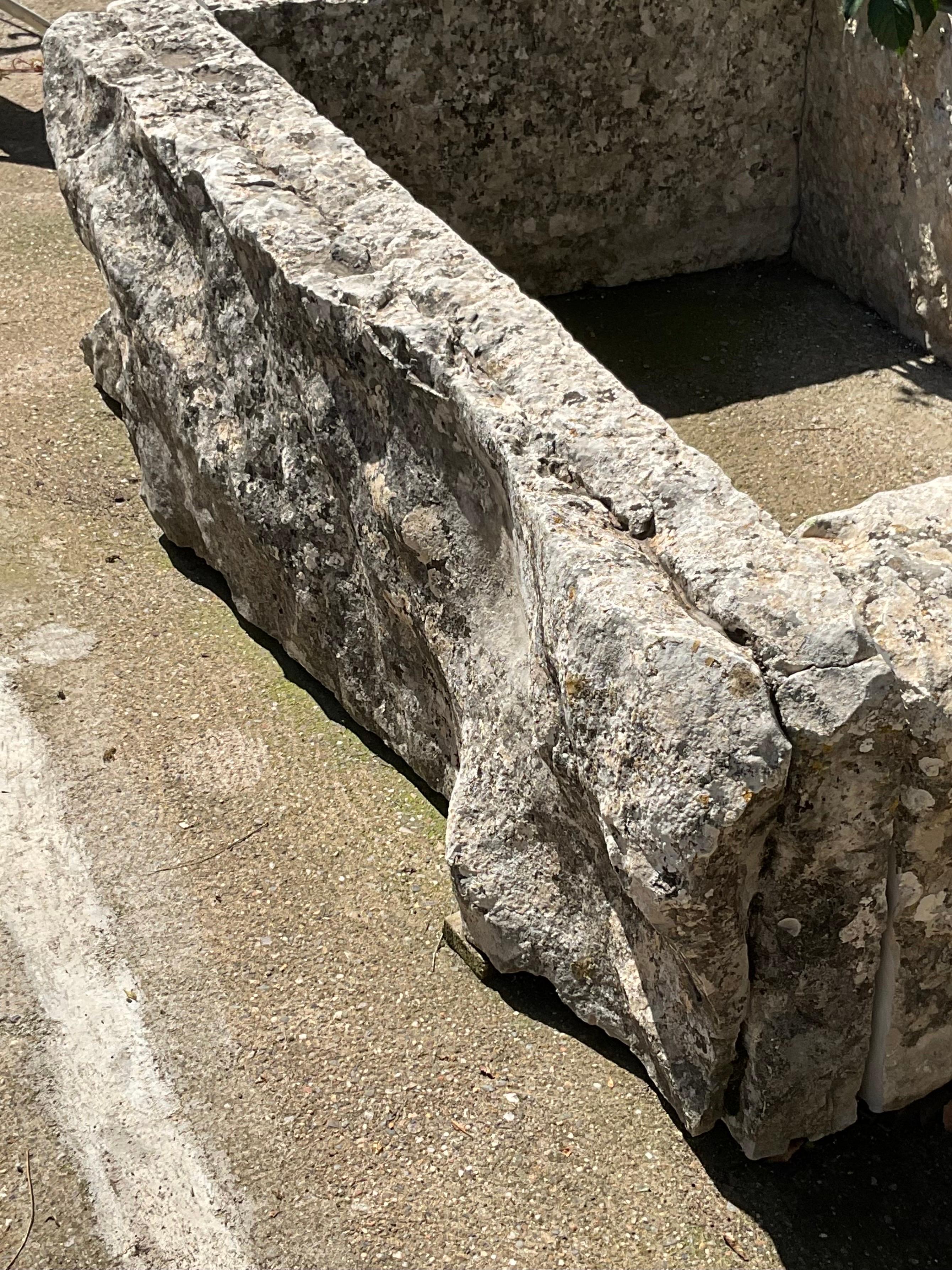 Wandbrunnen aus wiederverwerteten alten Steinelementen (Handgefertigt) im Angebot