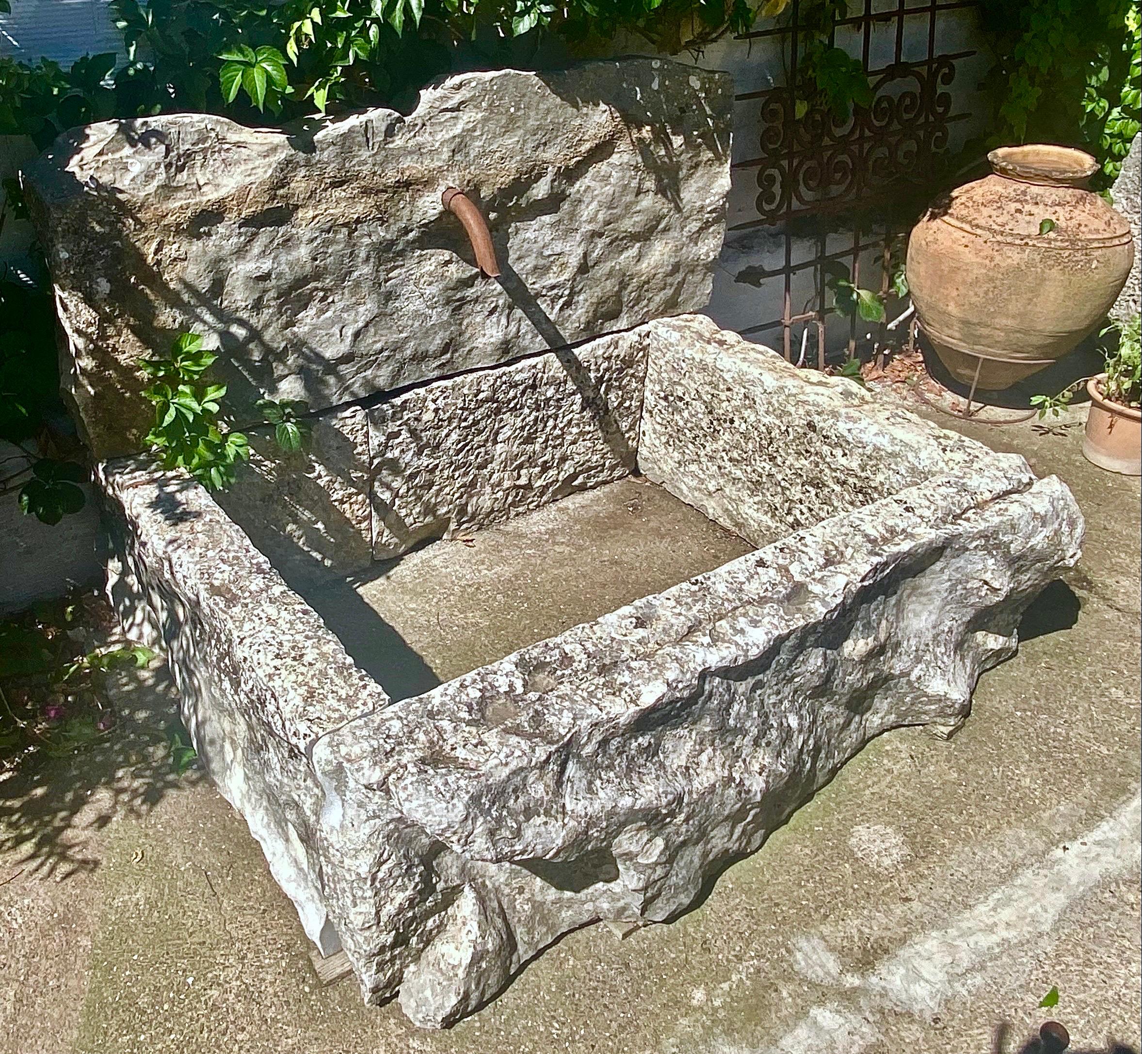 Wandbrunnen aus wiederverwerteten alten Steinelementen im Zustand „Gut“ im Angebot in SAN VICENTE DE ALCÁNTARA, ES