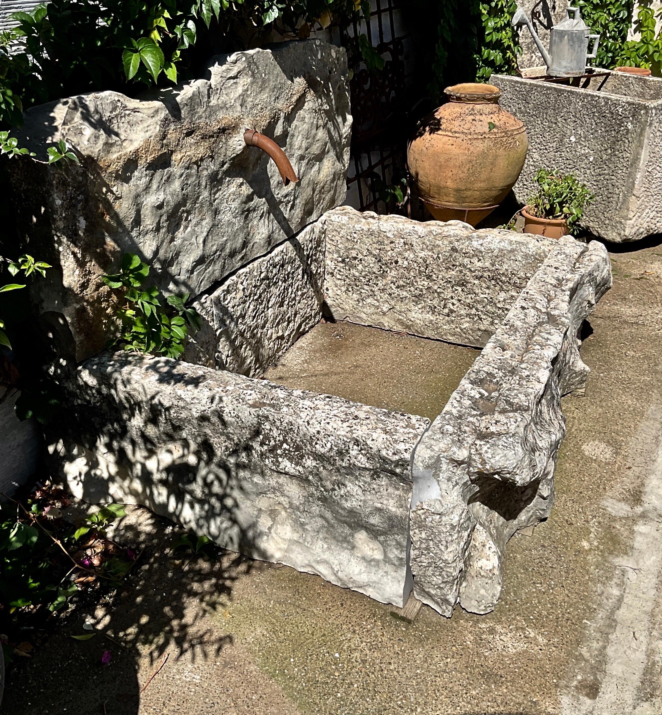 Wandbrunnen aus wiederverwerteten alten Steinelementen (21. Jahrhundert und zeitgenössisch) im Angebot