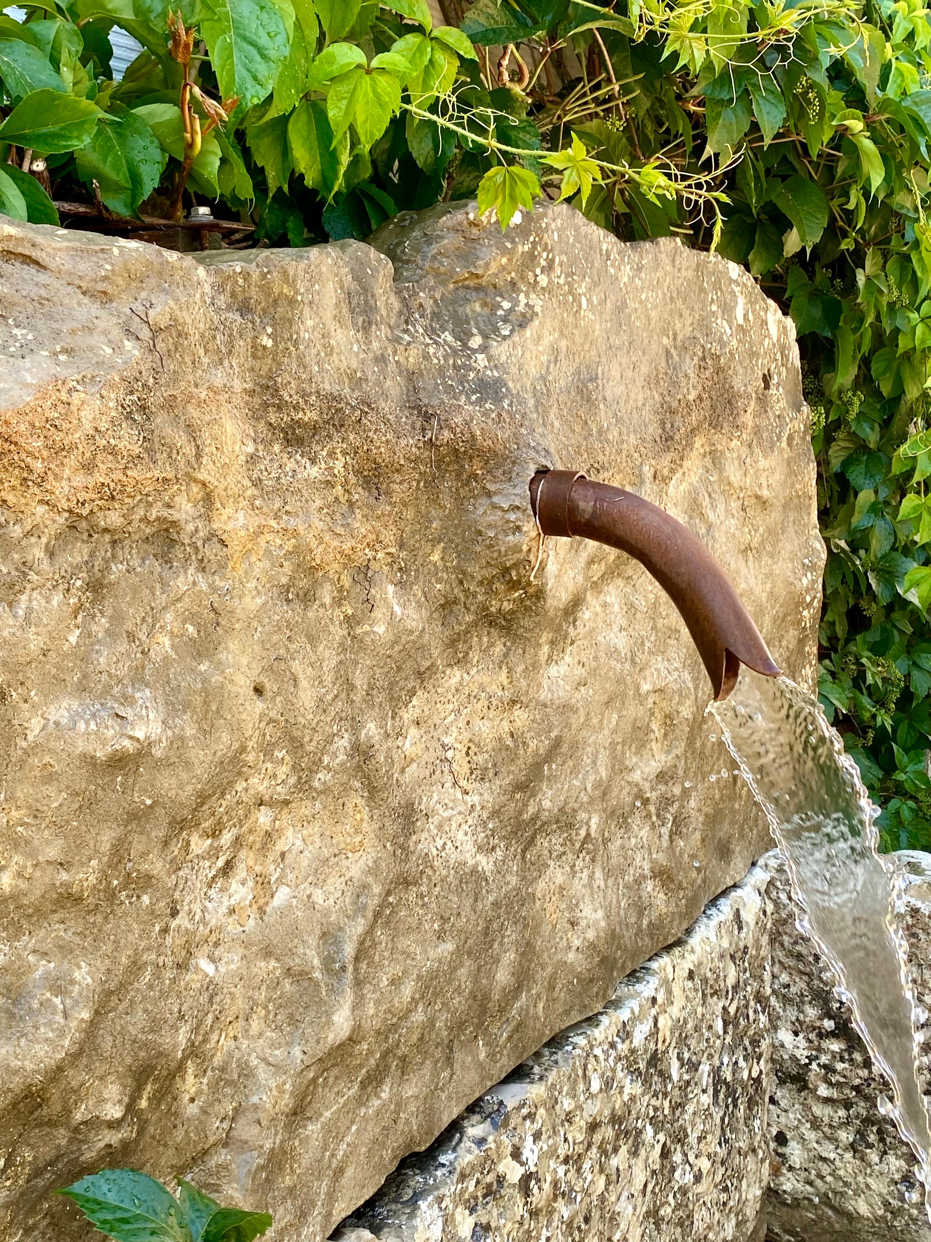 Wandbrunnen aus wiederverwerteten alten Steinelementen (Kalkstein) im Angebot
