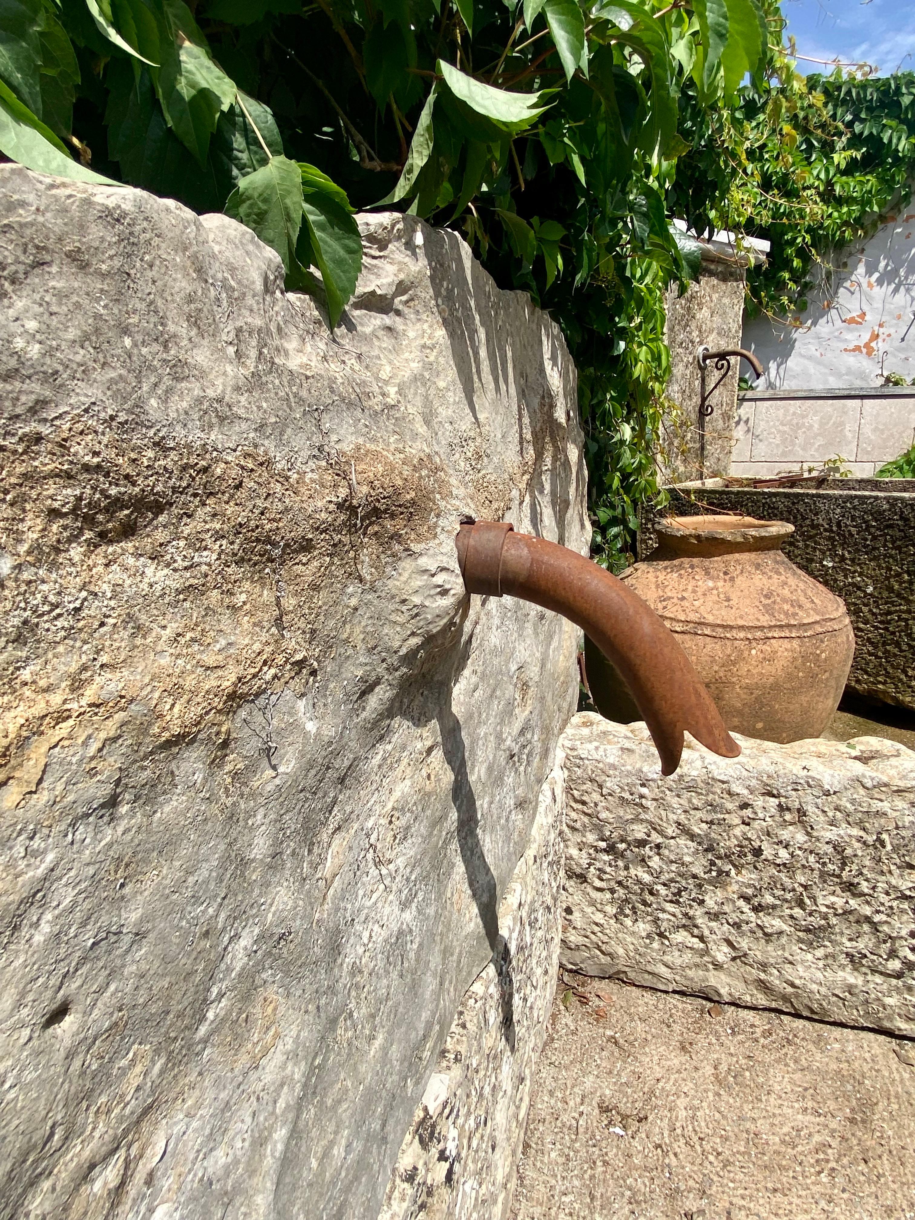 Wandbrunnen aus wiederverwerteten alten Steinelementen im Angebot 1