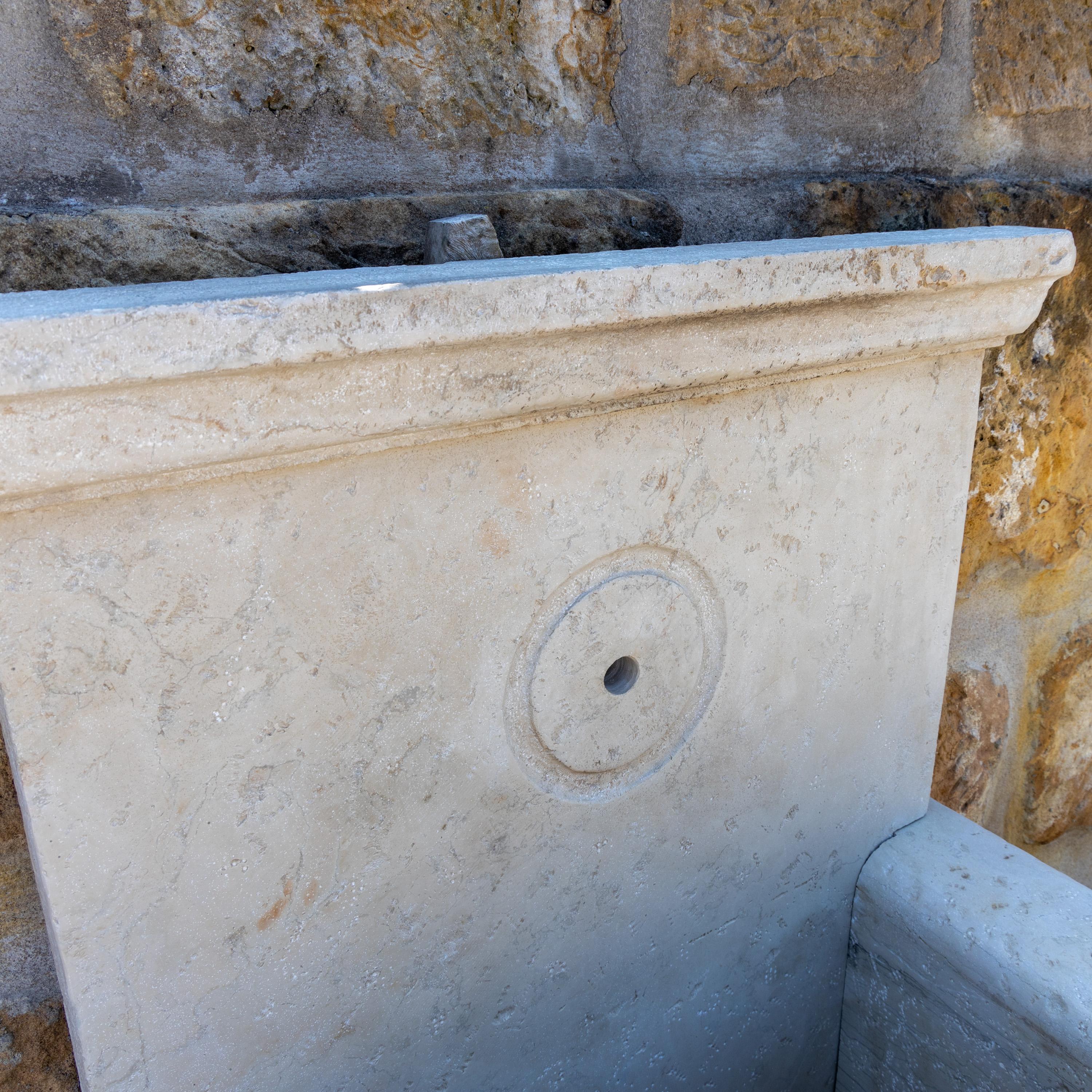 XXIe siècle et contemporain Fontaine murale de Giallo D'istria 21e siècle en vente