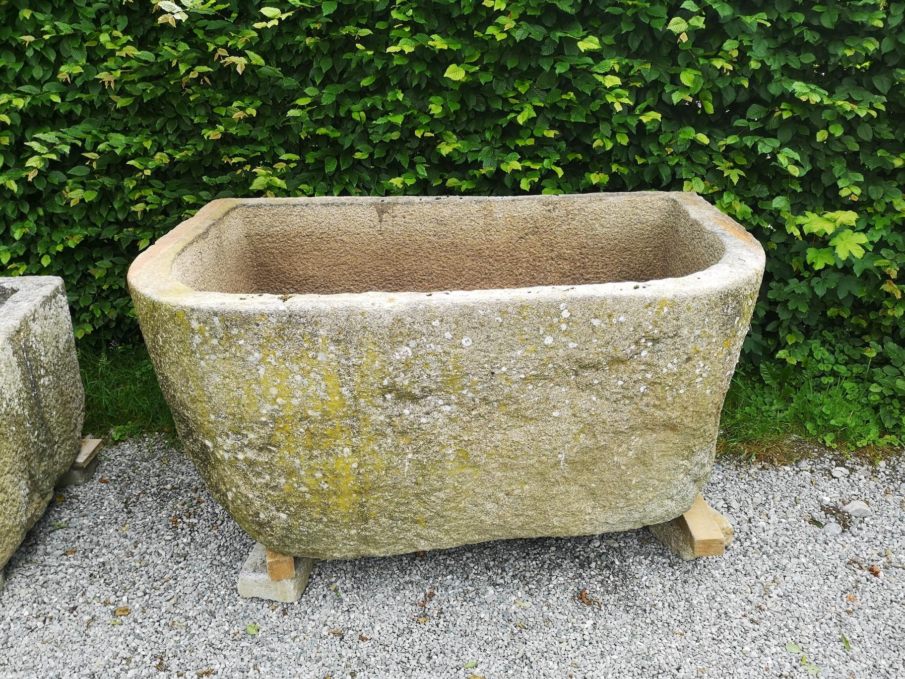 This is a well from France, huge wather capacity
Nice patina, very good condition.