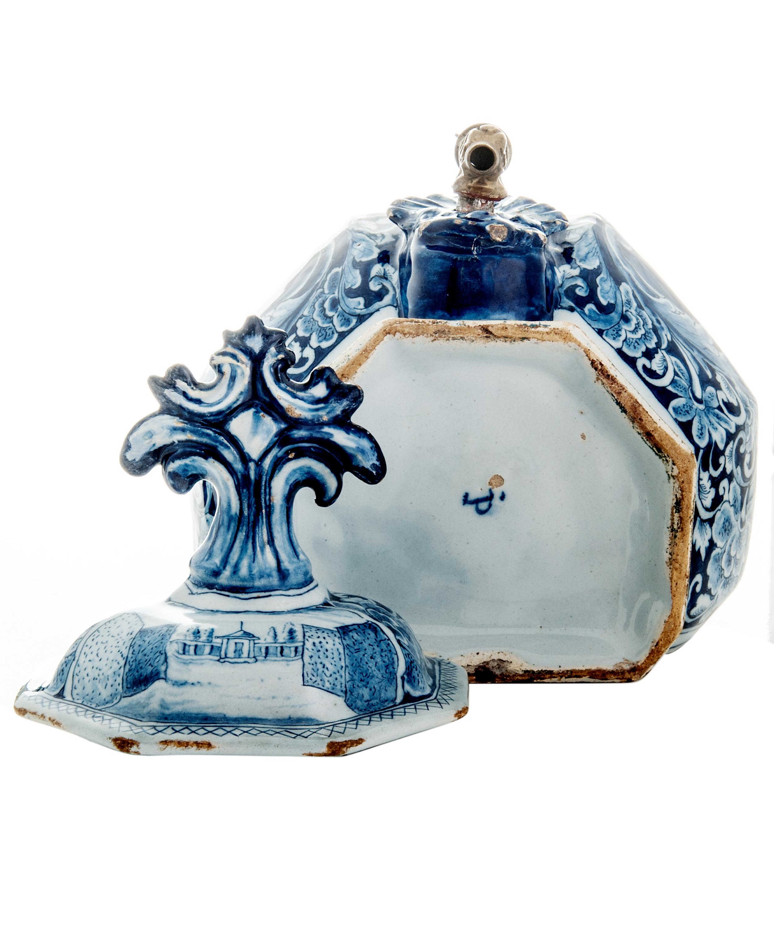 Wall-Fountain in Bleu and White Dutch Delft In Excellent Condition For Sale In Amsterdam, NL