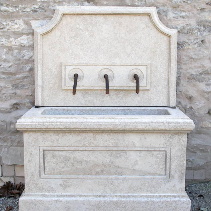Wandbrunnen aus Giallo d'Istria aus dem 21. Jahrhundert (Neoklassisch) im Angebot