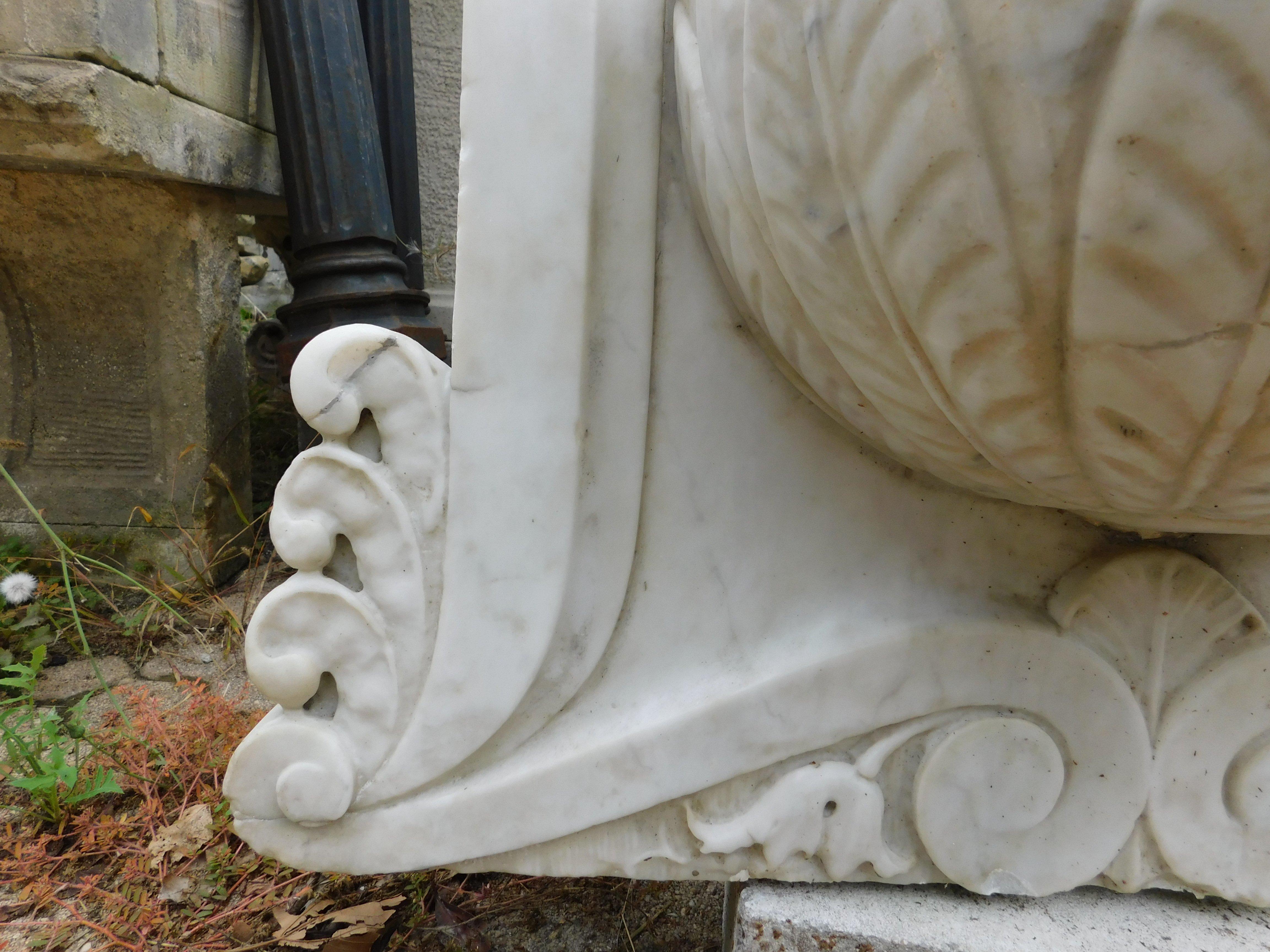 Wall fountain in white Carrara marble, carved with leaf decorations, Italy For Sale 4