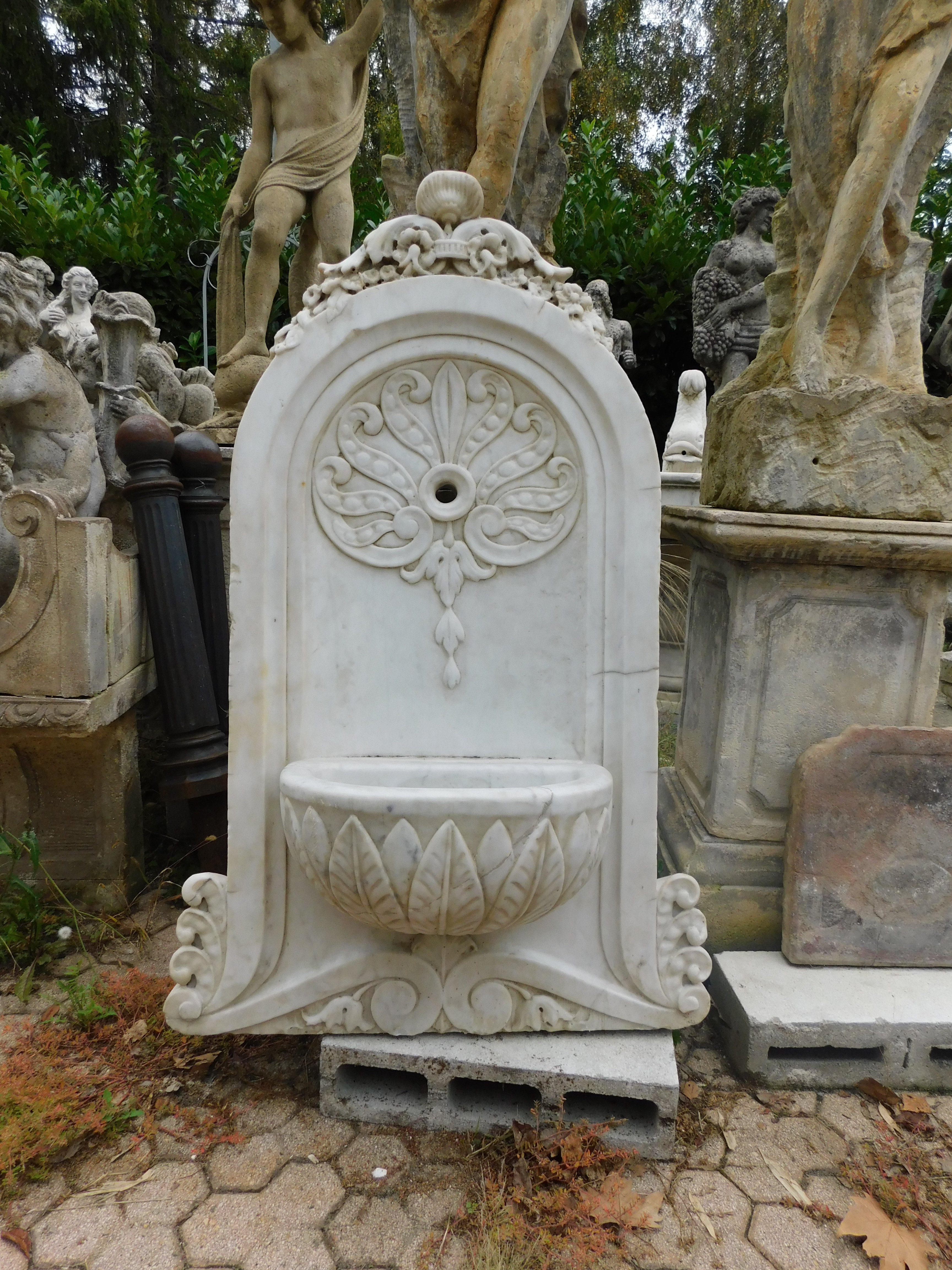 Italian Wall fountain in white Carrara marble, carved with leaf decorations, Italy For Sale