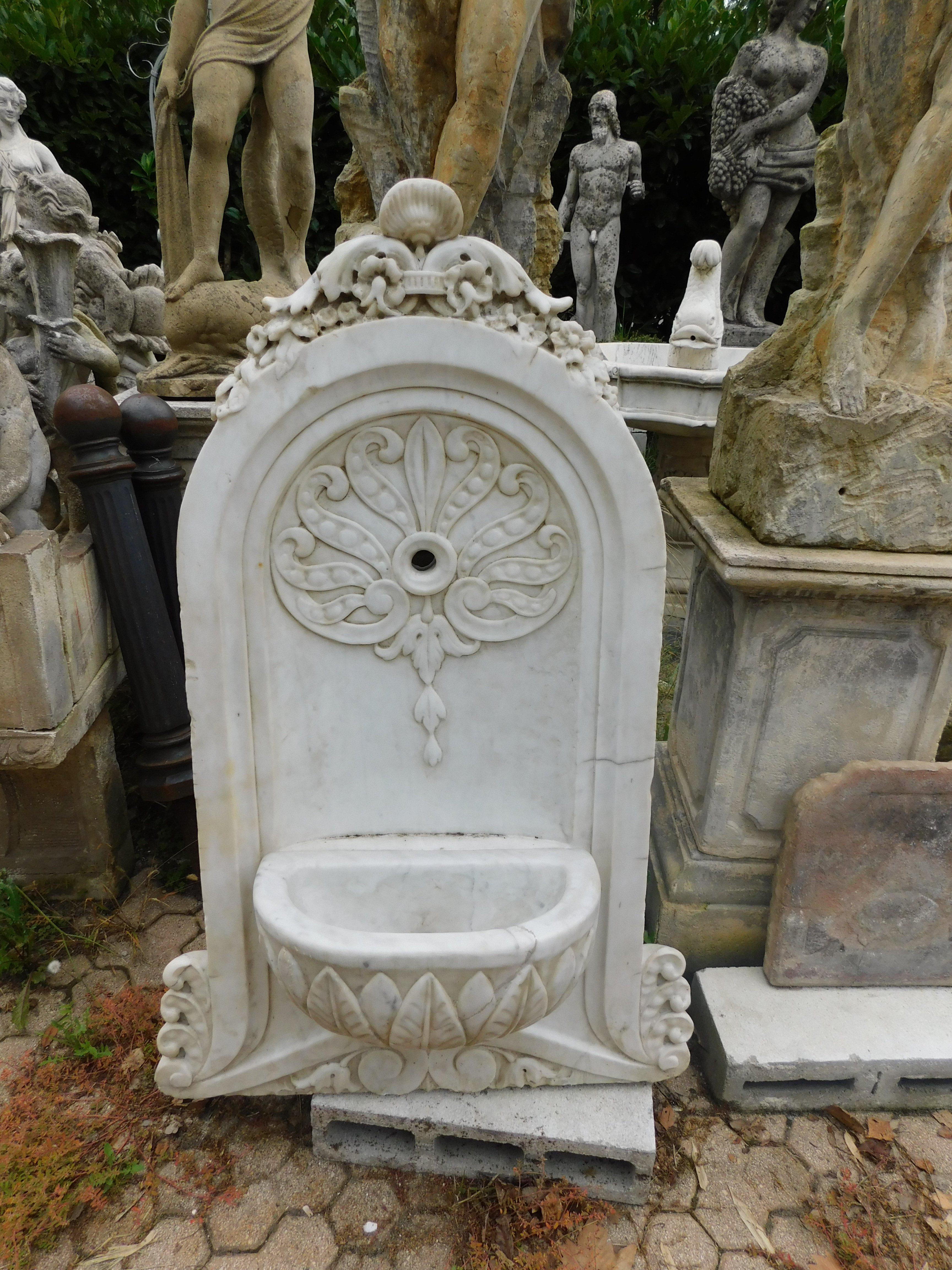 Wall fountain in white Carrara marble, carved with leaf decorations, Italy In Good Condition For Sale In Cuneo, Italy (CN)