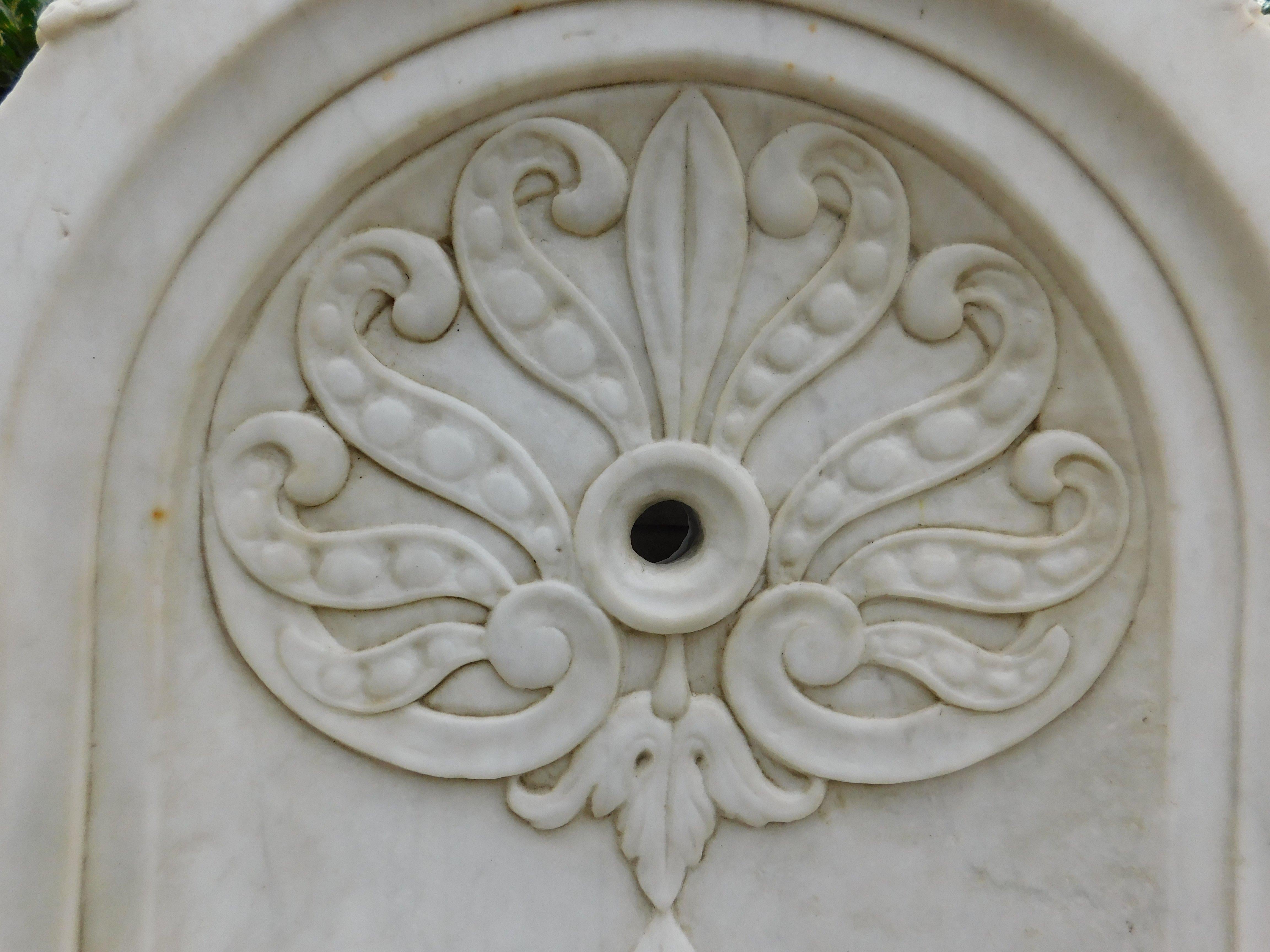 Wall fountain in white Carrara marble, carved with leaf decorations, Italy For Sale 1