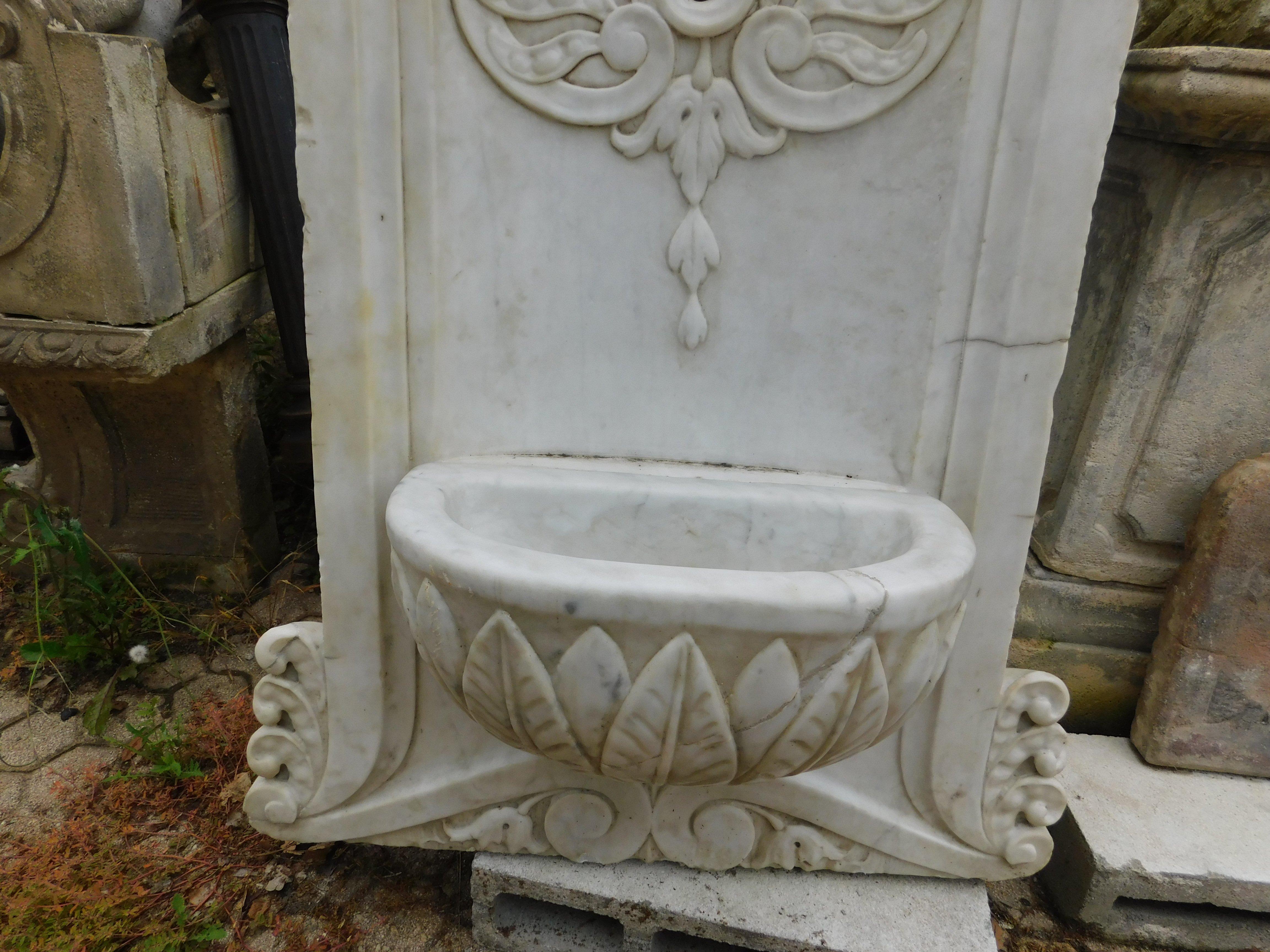 Wall fountain in white Carrara marble, carved with leaf decorations, Italy For Sale 2