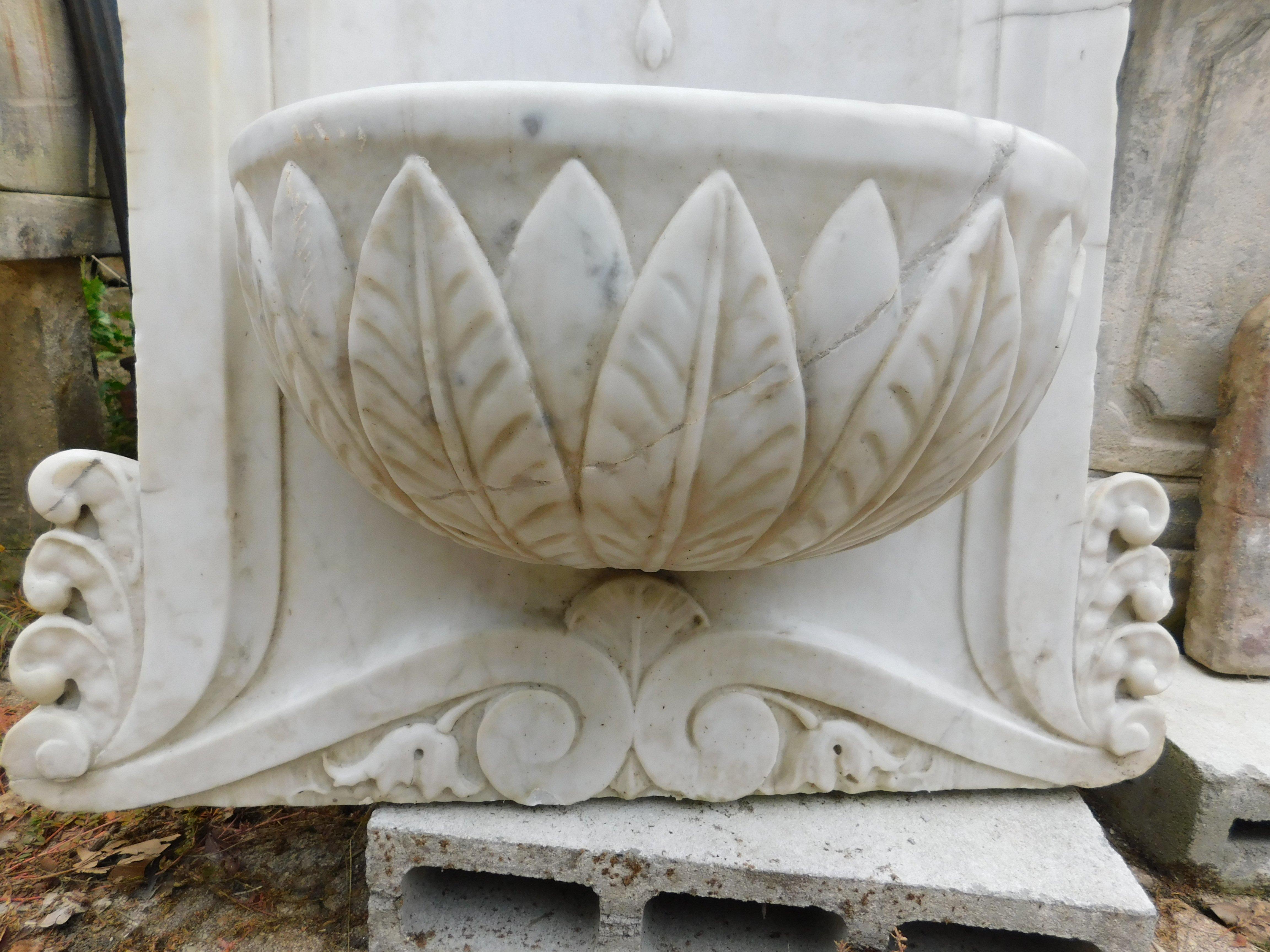 Wall fountain in white Carrara marble, carved with leaf decorations, Italy For Sale 3
