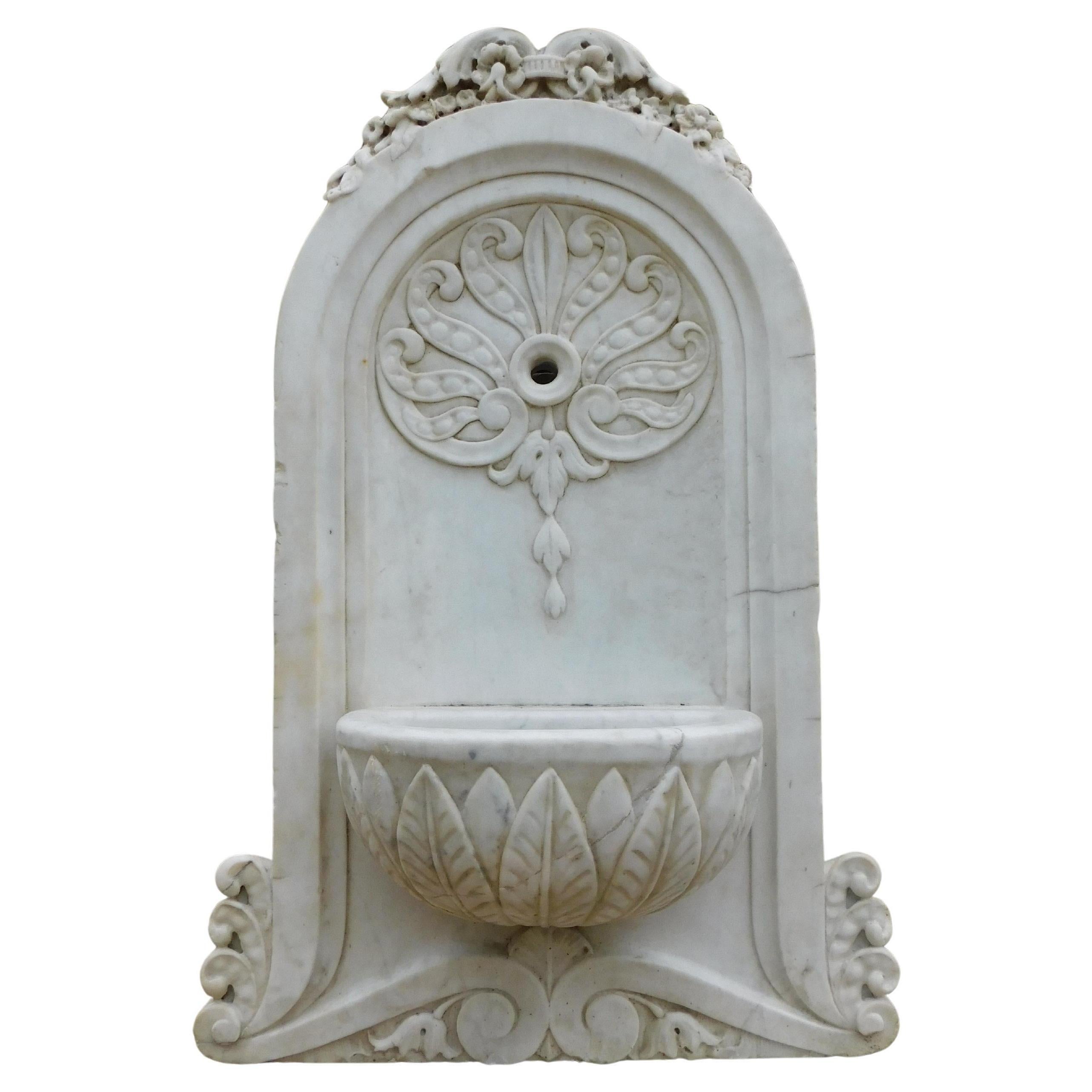 Wall fountain in white Carrara marble, carved with leaf decorations, Italy For Sale