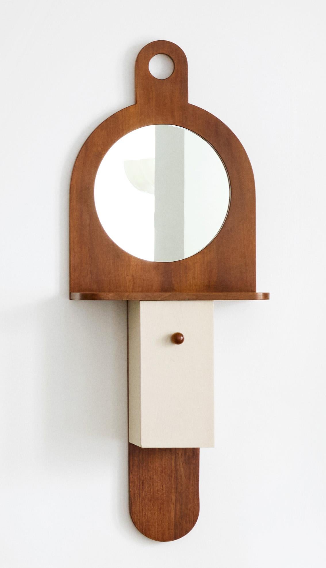 Este raro e inusual mueble de pared fue diseñado por el arquitecto y diseñador Ettore Sottsass (1917-2007) para Poltronova. Conocido como modelo 