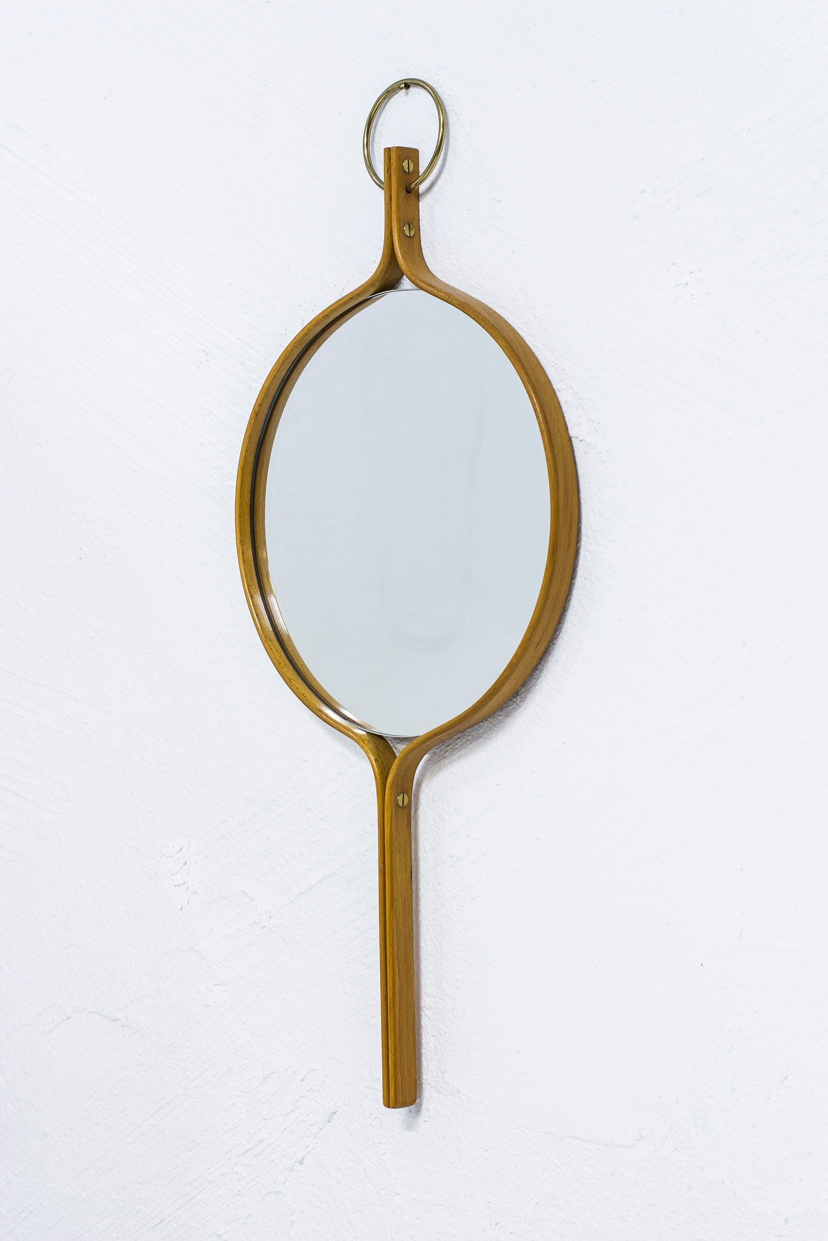 Wall mirror produced by Svensk Hemslöjd in Stockholm. Most likely designed by Marianne von Munchow, head of design at Sv. Hemslöjd during the mid-1950s to mid-1960s. Made from solid mahogany with brass edge. Very good condition with light age