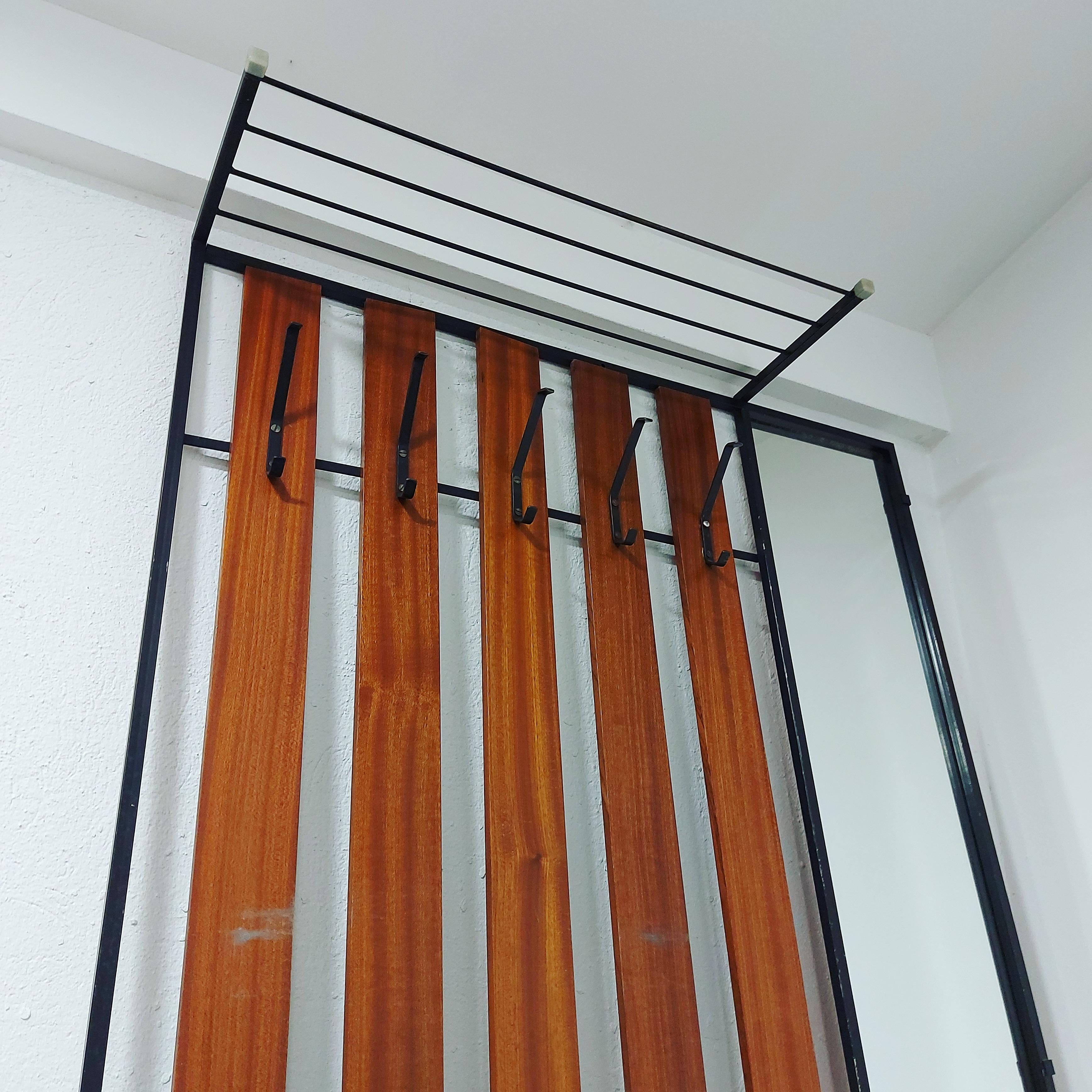WALL Hanger 1960

Aluminium frame, with wooden panels and metal hangers.

Good vintage condition.