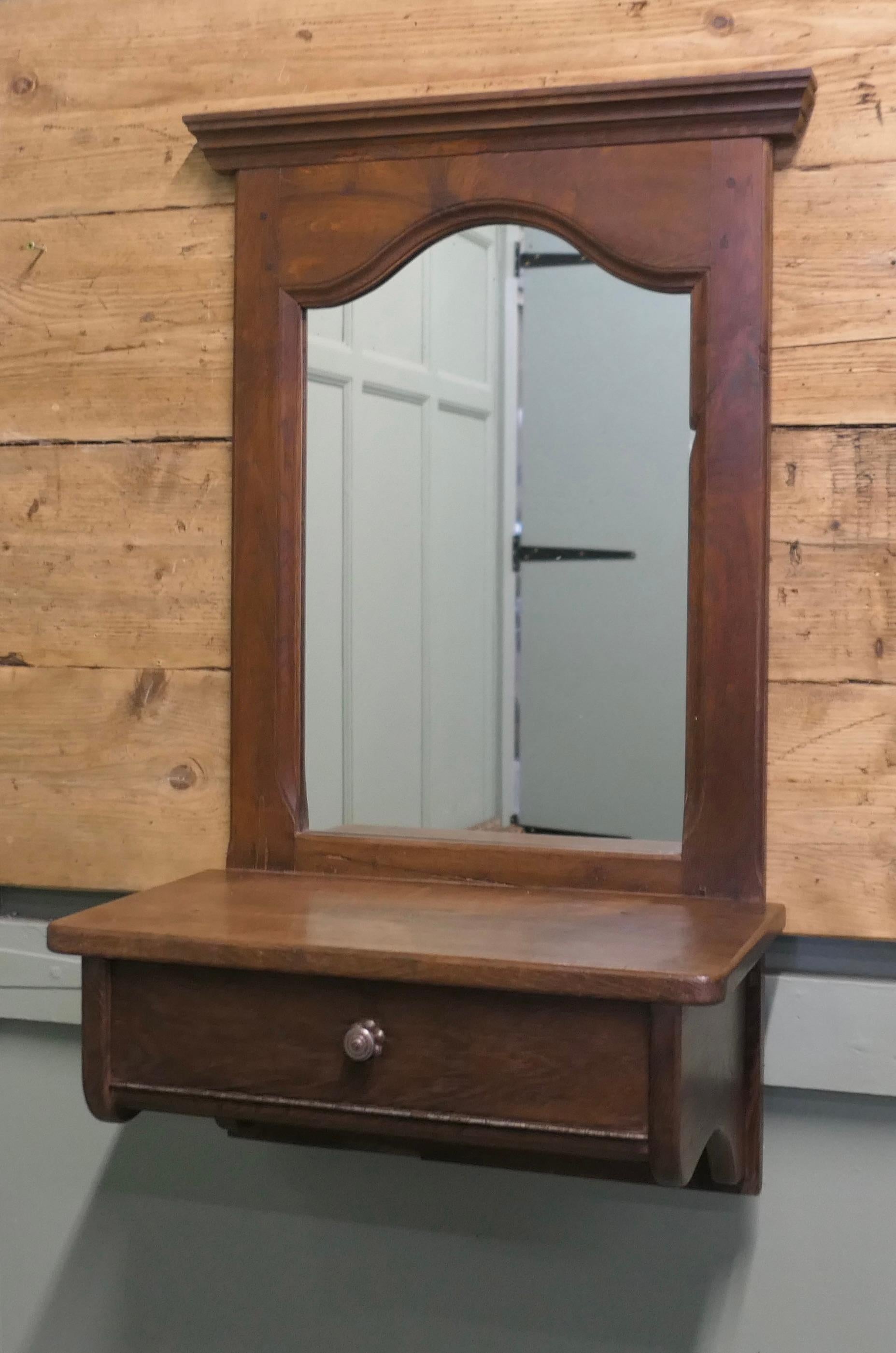 Arts and Crafts Specchio da guardaroba in castagno da appendere alla parete in vendita