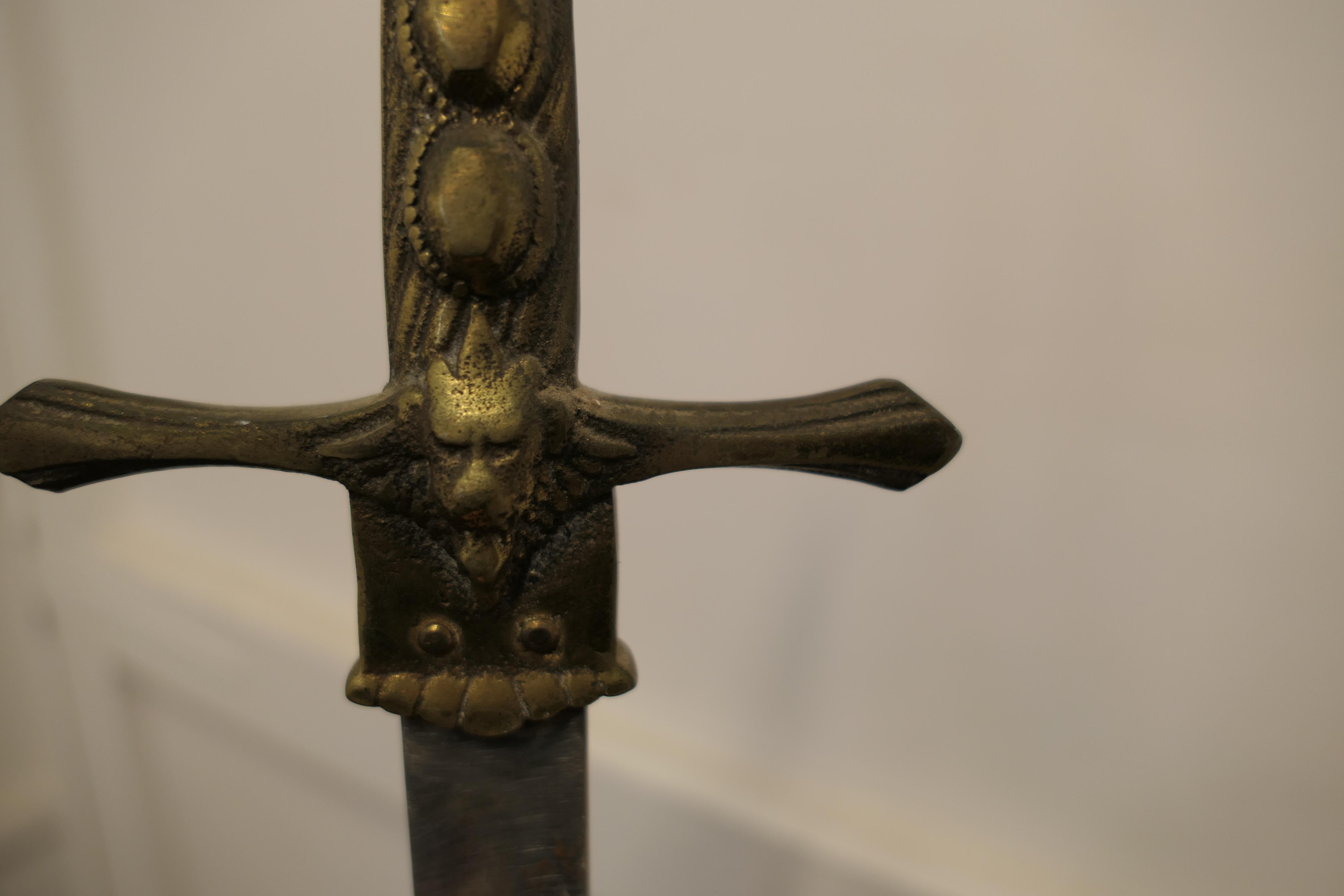 Wandbehang Kunsthandwerk Kupferschild mit gekreuzten Schwertern (Spätes 19. Jahrhundert) im Angebot