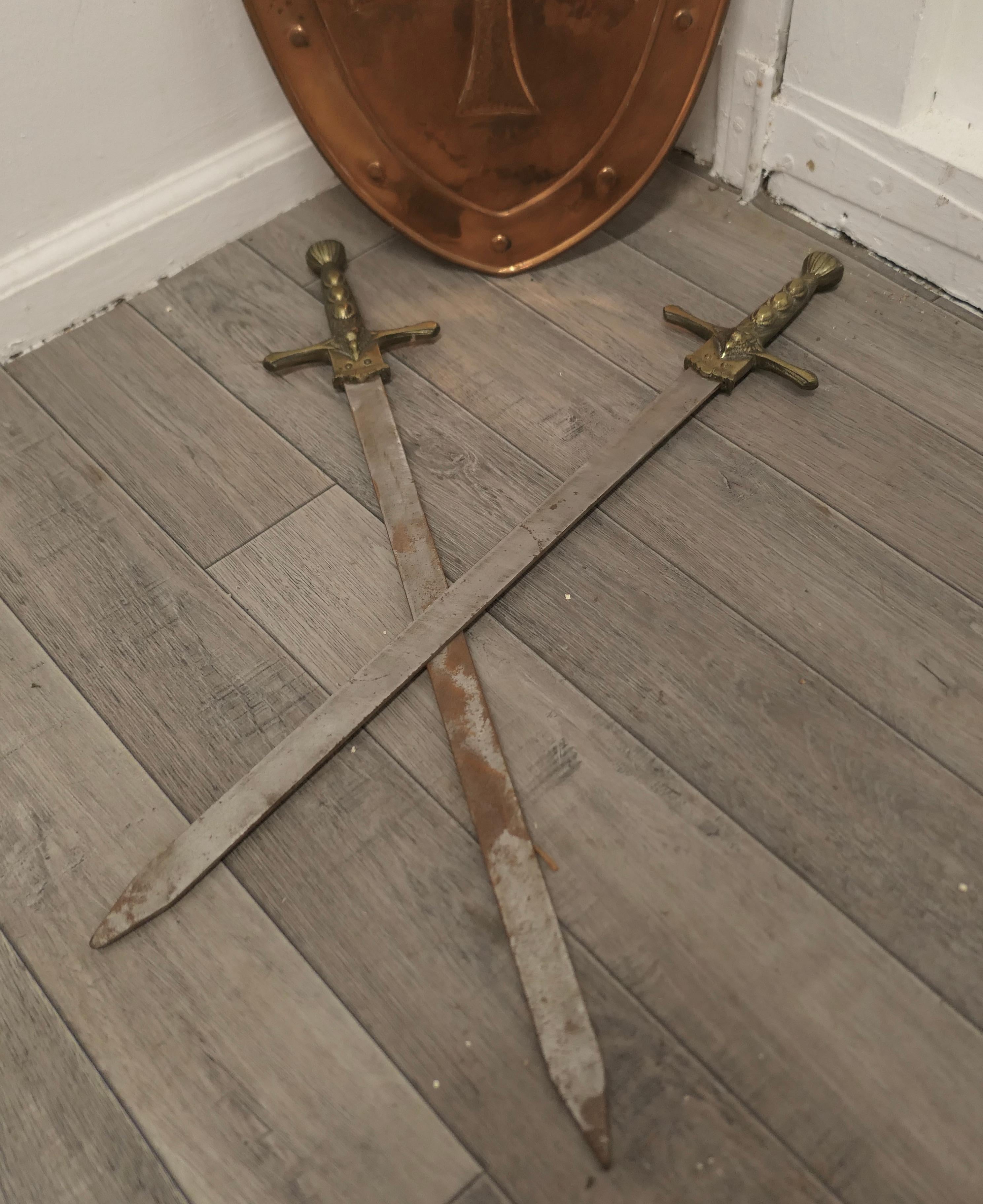 Wandbehang Kunsthandwerk Kupferschild mit gekreuzten Schwertern im Angebot 3