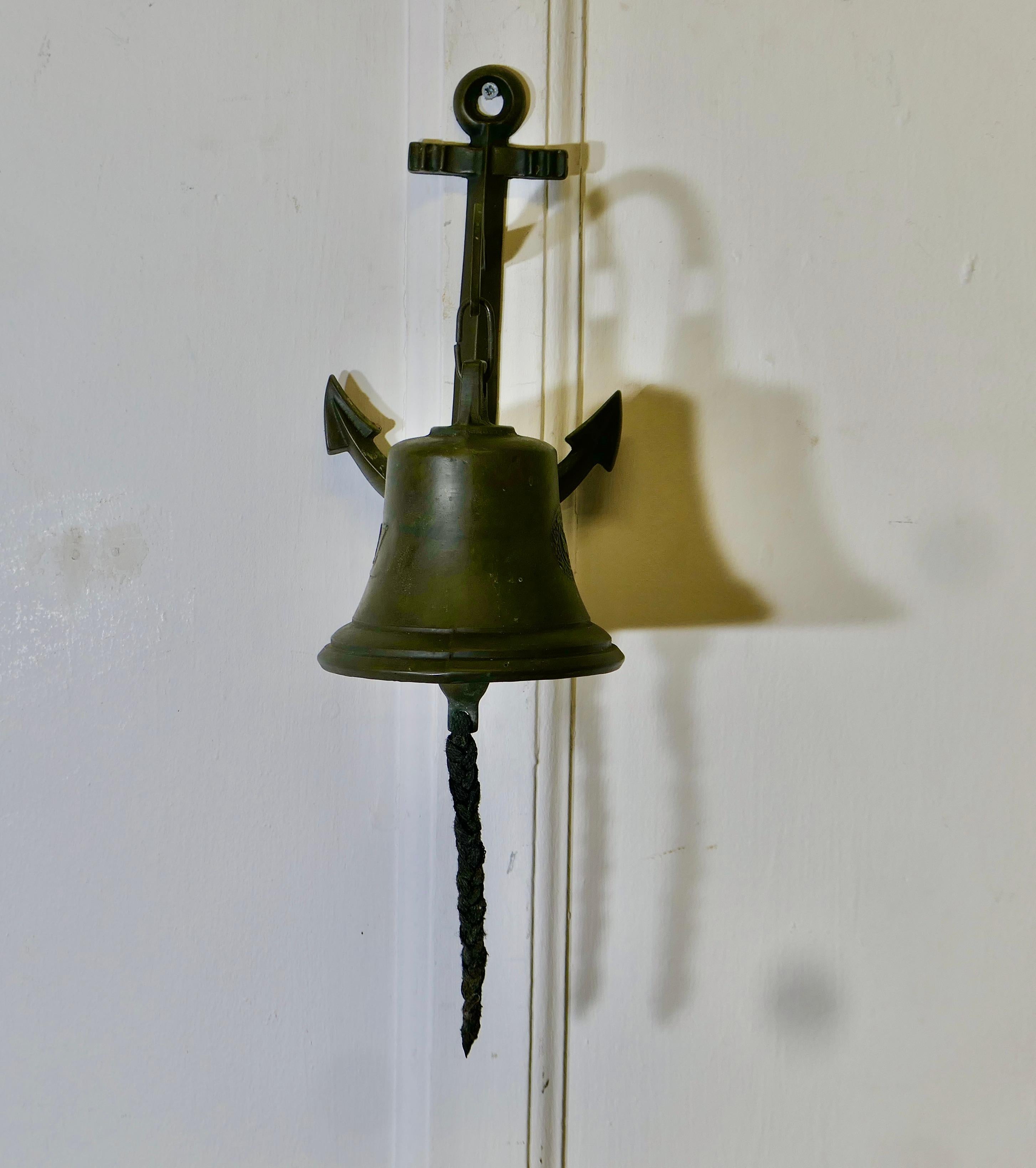 Bell de porte murale en bronze sur une ancre

Cette cloche est suspendue à un support mural en forme d'ancre et est livrée complète avec un clapet manuel. Elle est en bon état, vieillie et assombrie, elle est très bruyante et ferait bien l'affaire