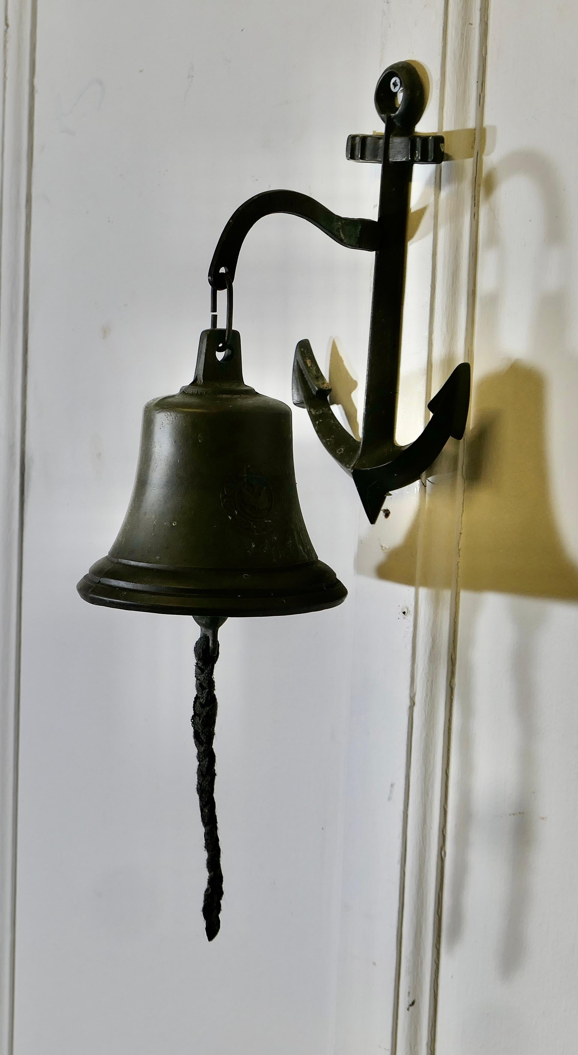 Country Bell de porte murale en bronze sur une ancre  Cette cloche est suspendue à une ancre en vente