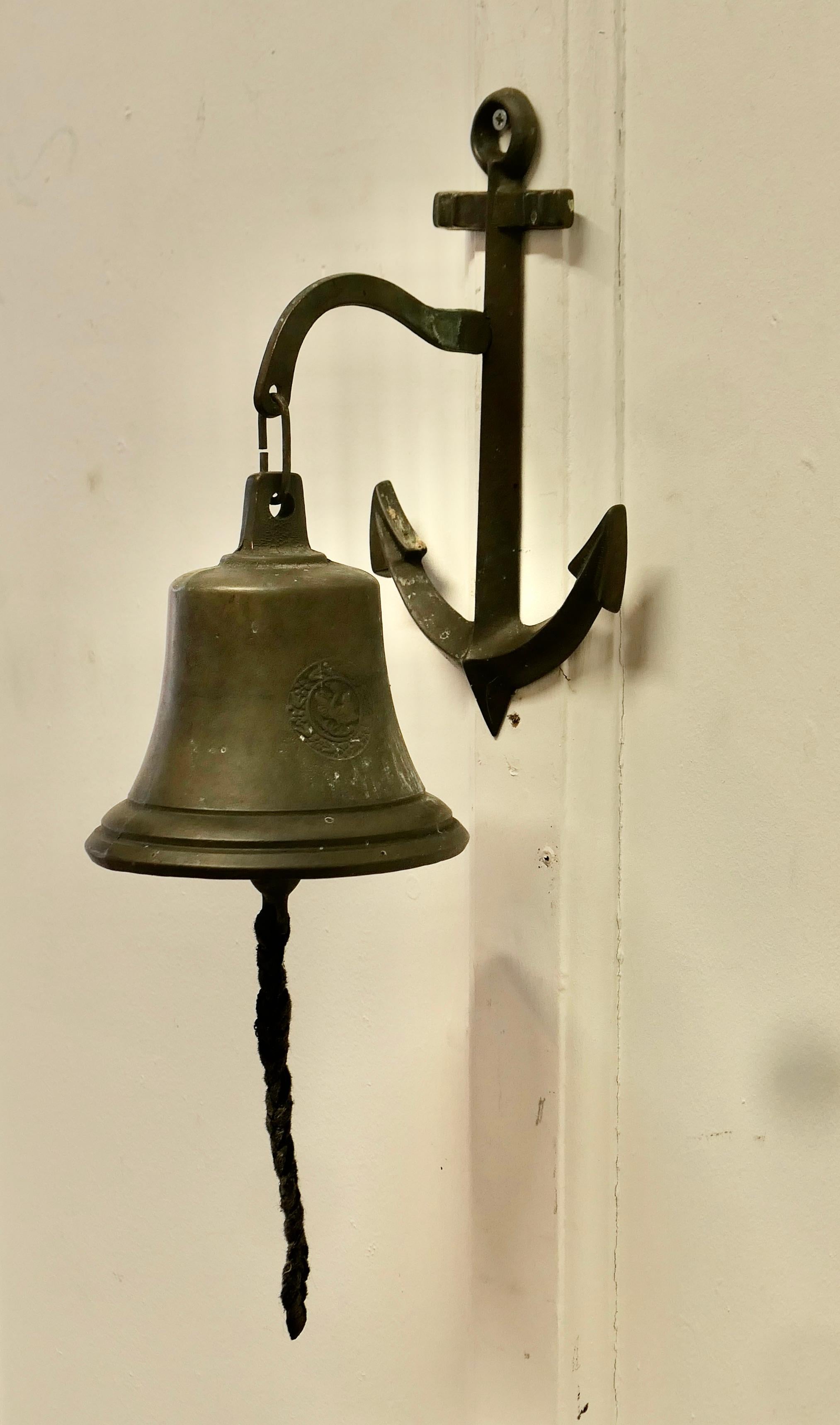Bell de porte murale en bronze sur une ancre  Cette cloche est suspendue à une ancre Bon état - En vente à Godshill, Isle of Wight