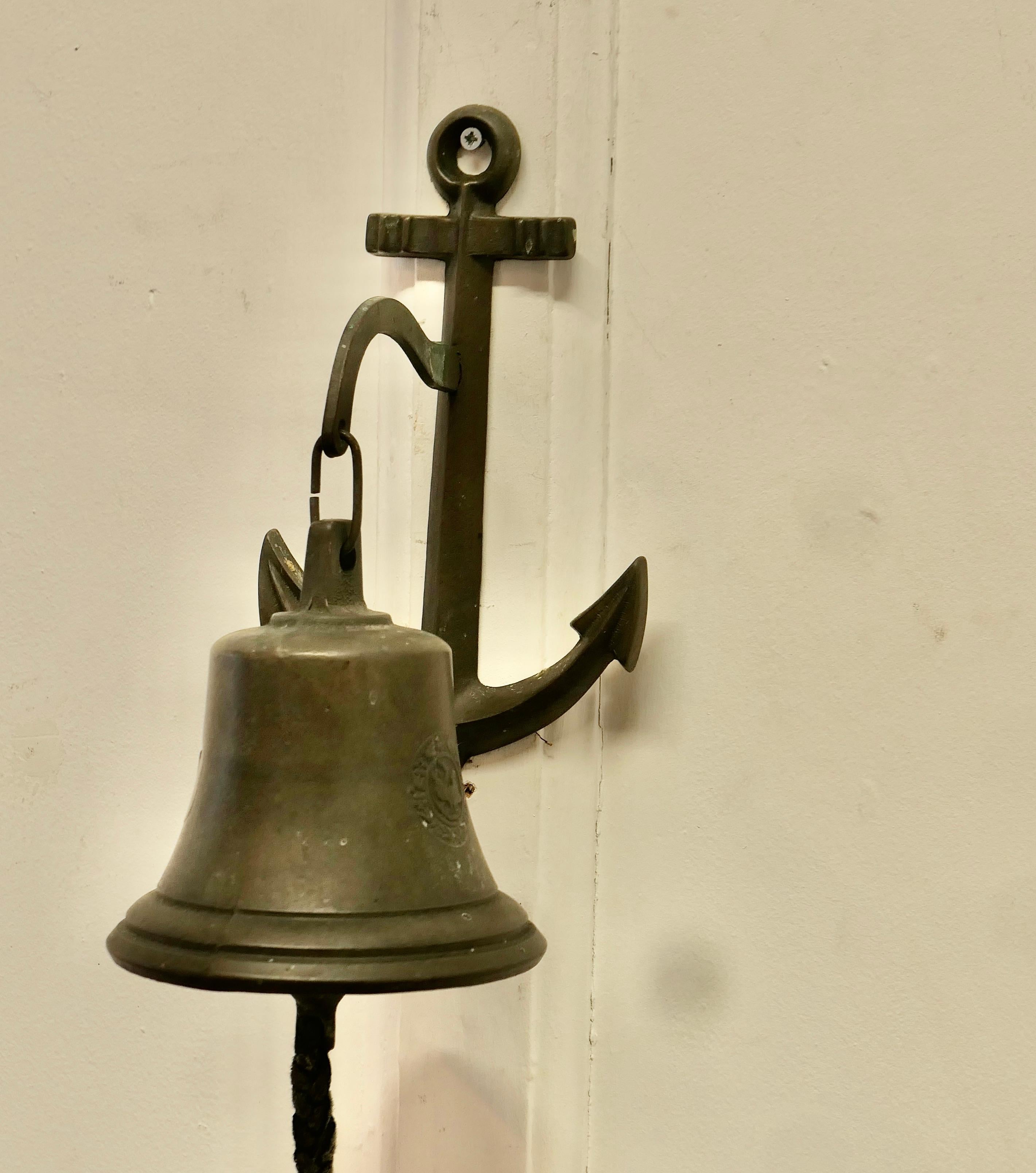 Milieu du XXe siècle Bell de porte murale en bronze sur une ancre  Cette cloche est suspendue à une ancre en vente