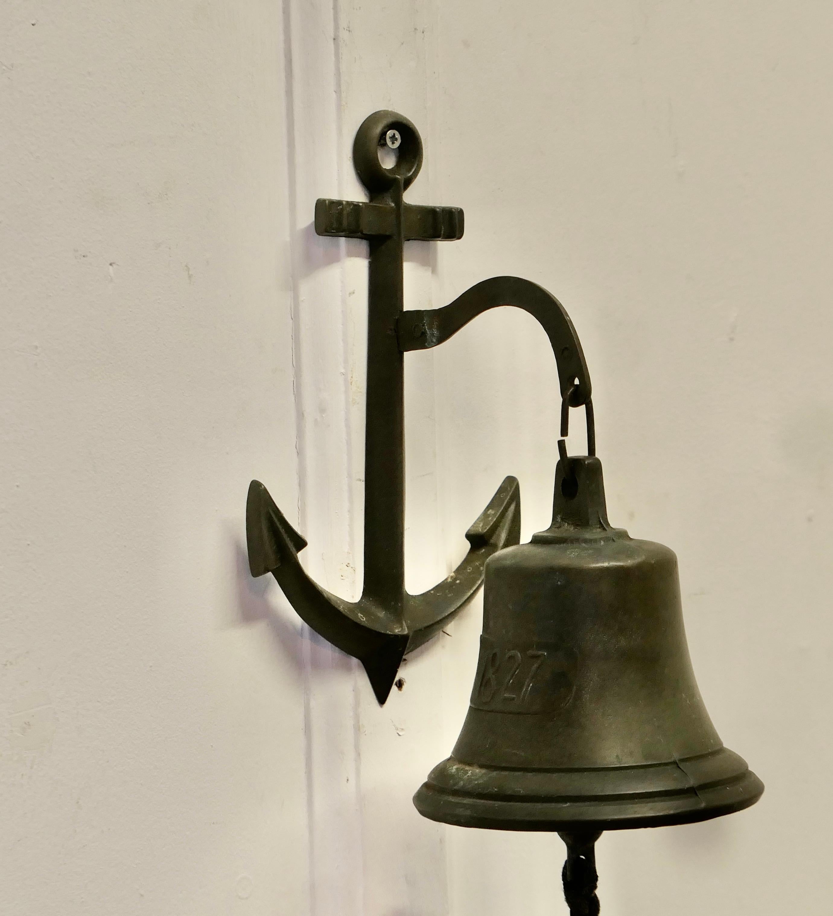 Bronze Bell de porte murale en bronze sur une ancre  Cette cloche est suspendue à une ancre en vente