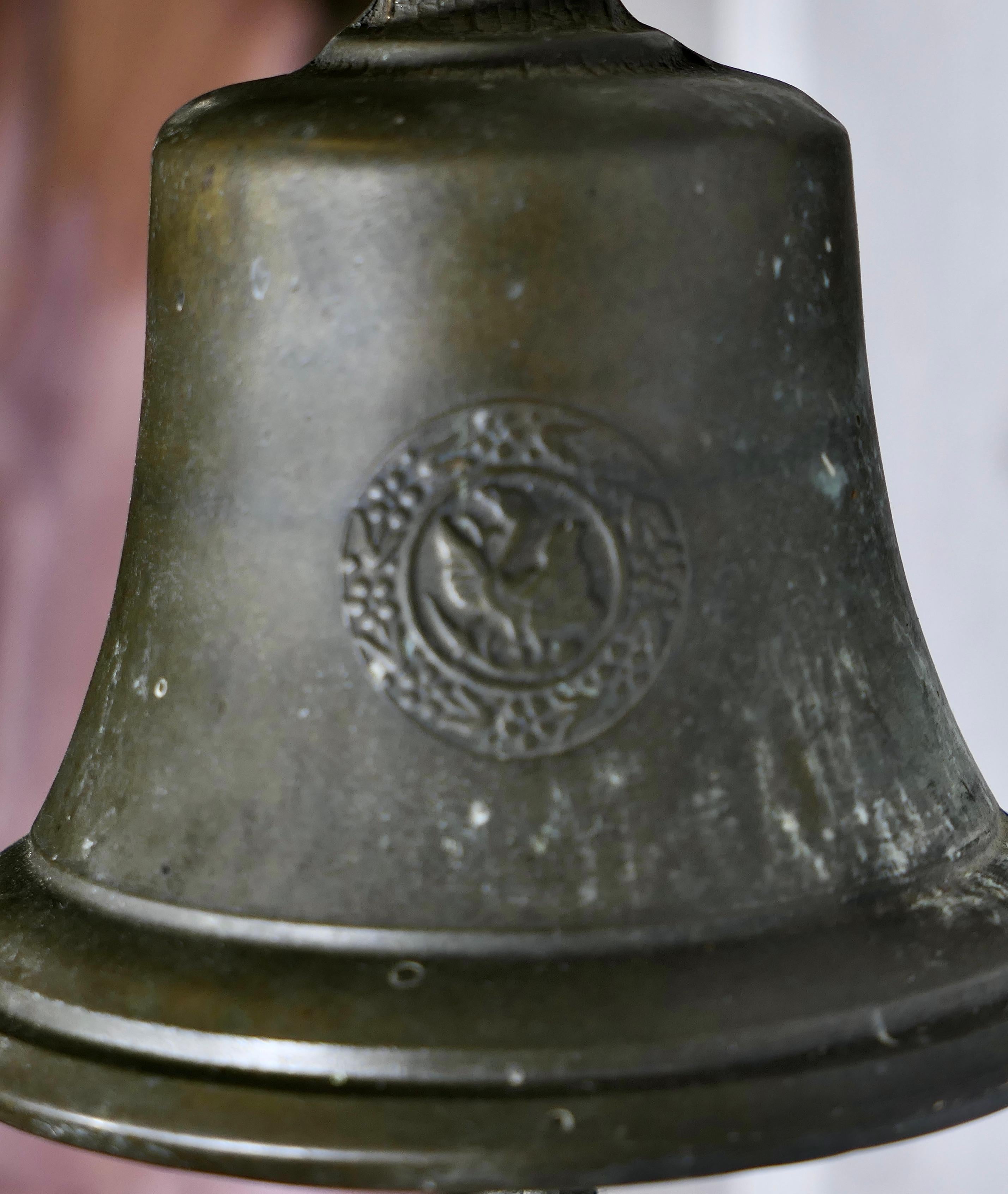 Bell de porte murale en bronze sur une ancre  Cette cloche est suspendue à une ancre en vente 1