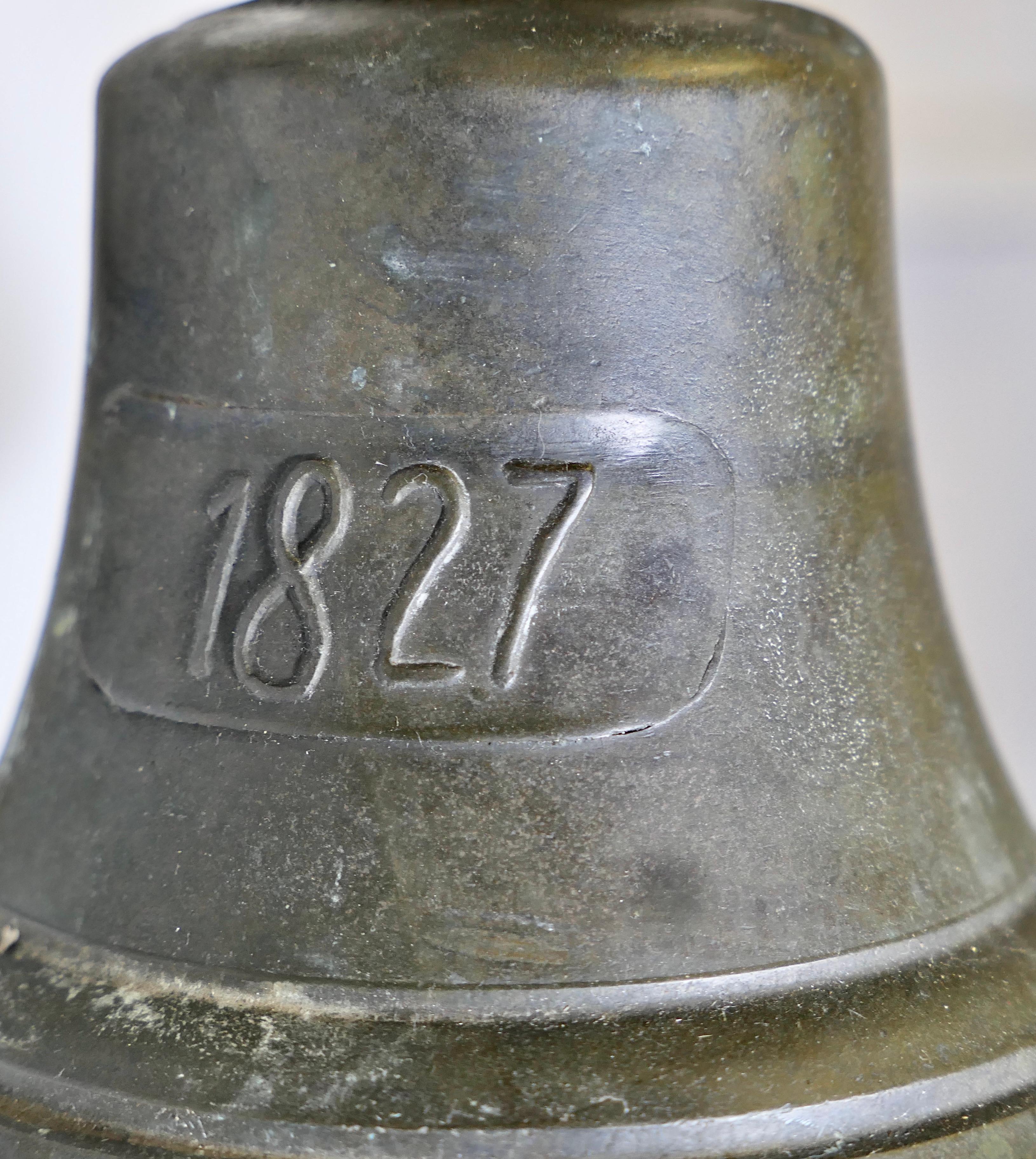 Bell de porte murale en bronze sur une ancre  Cette cloche est suspendue à une ancre en vente 2