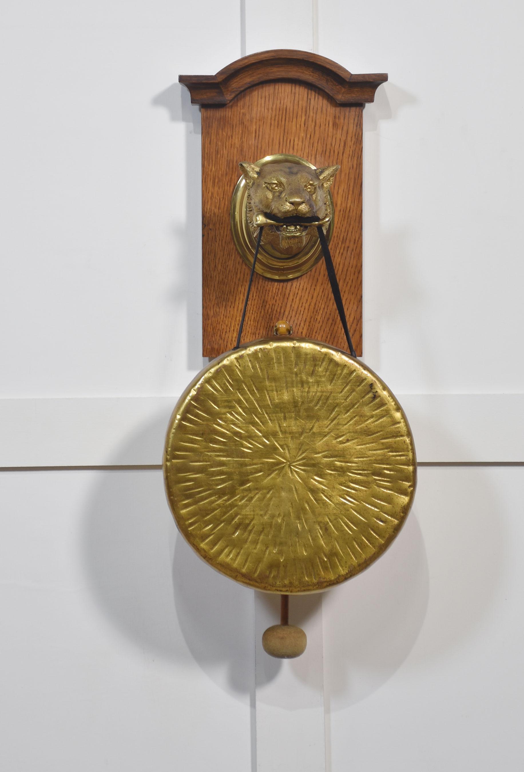wall hanging dinner gong, the arched oak back having a gilt bronze panther head with bone in mouth on gilt oval back, complete with circular gong and original beater.
Dimensions
Height 22 Inches
Width 10 Inches
Depth 7.5 Inches