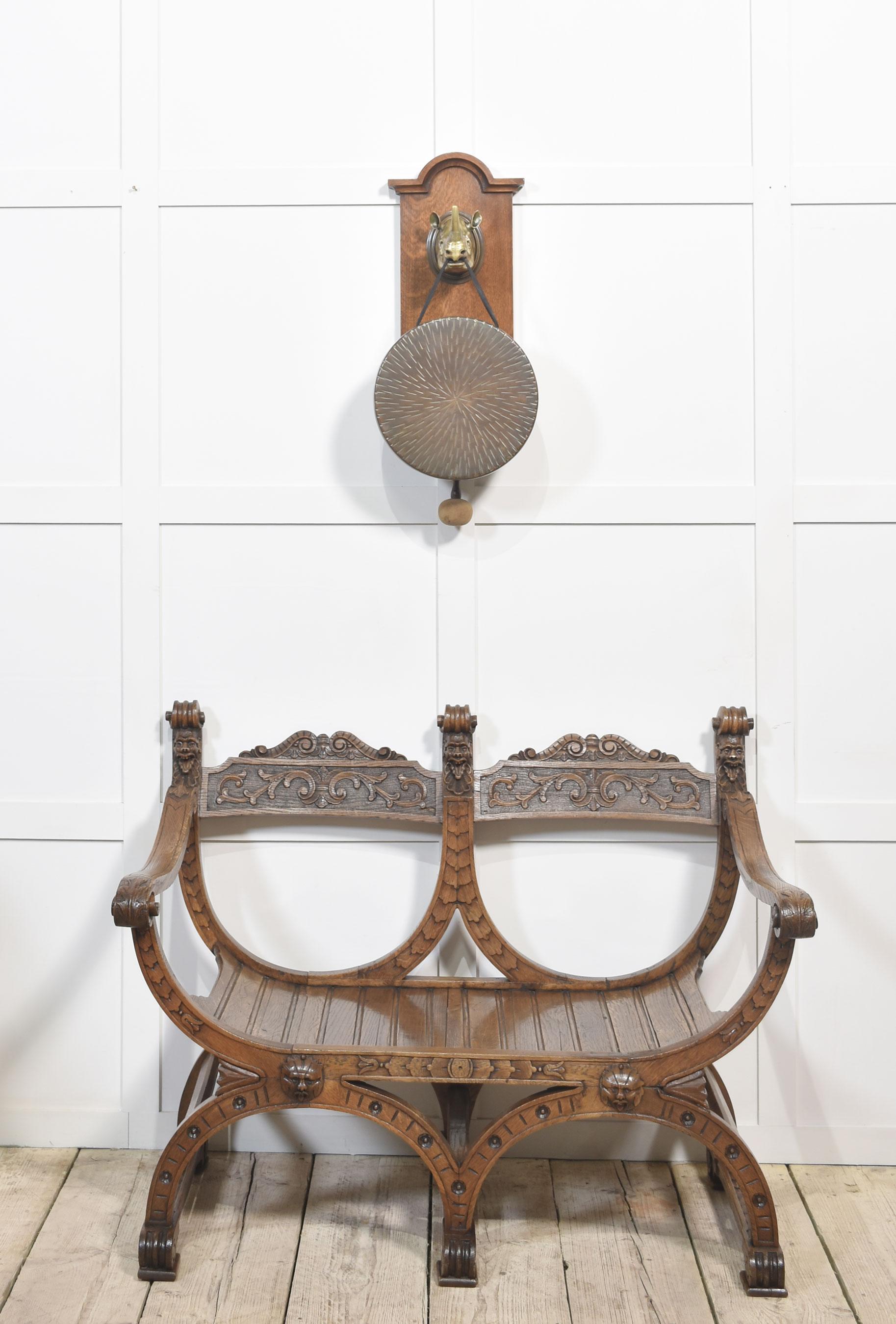 Gong à suspendre, le dos arqué en chêne est orné d'une tête de rhinocéros en bronze doré sur un dos ovale doré, complet avec un gong circulaire et un batteur d'origine.
Dimensions
Hauteur 24,5 pouces
Largeur 12 pouces
Profondeur 9 pouces