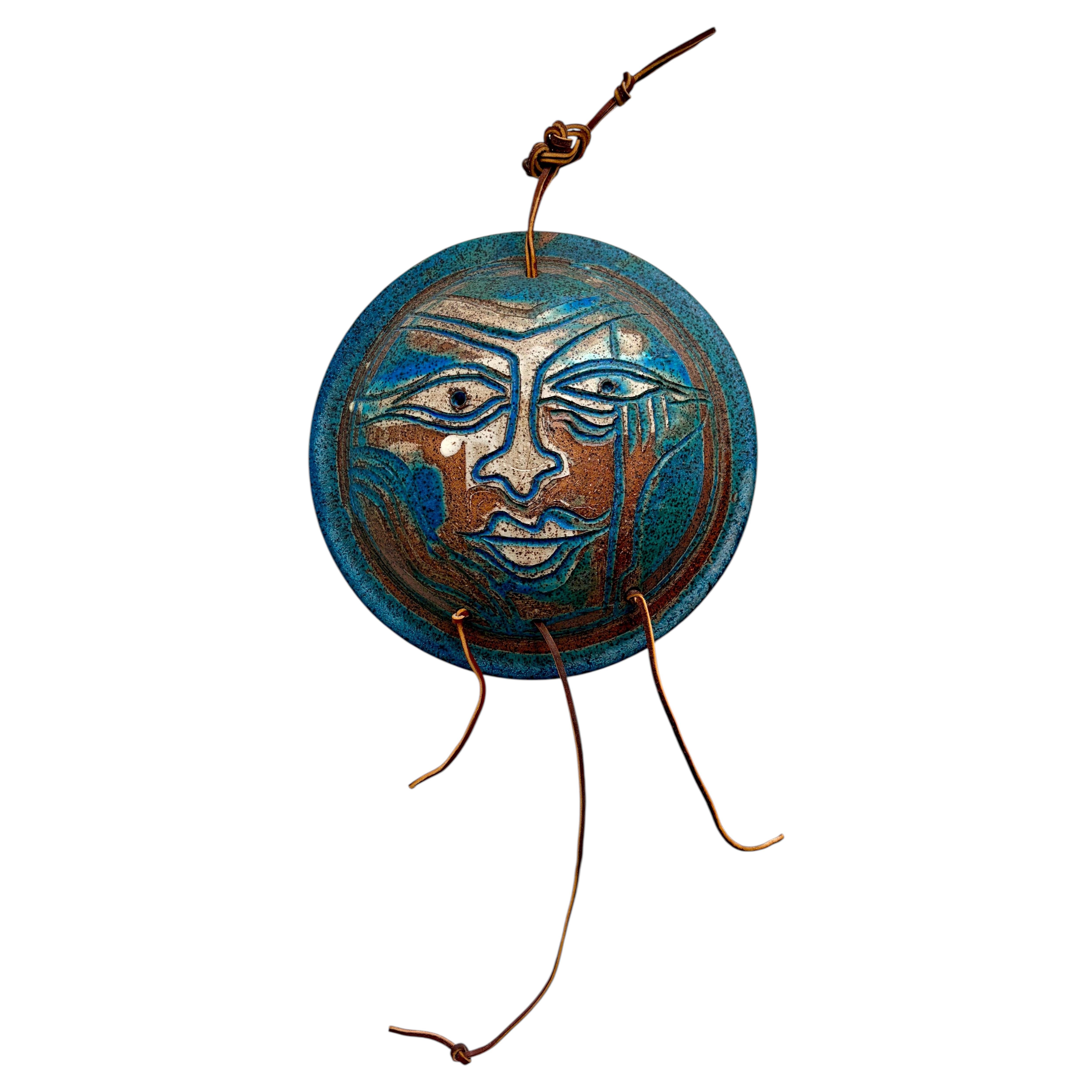 Tenture murale « Face » en céramique, œuvre du maître céramiste Charles Counts, signée, années 1970 en vente