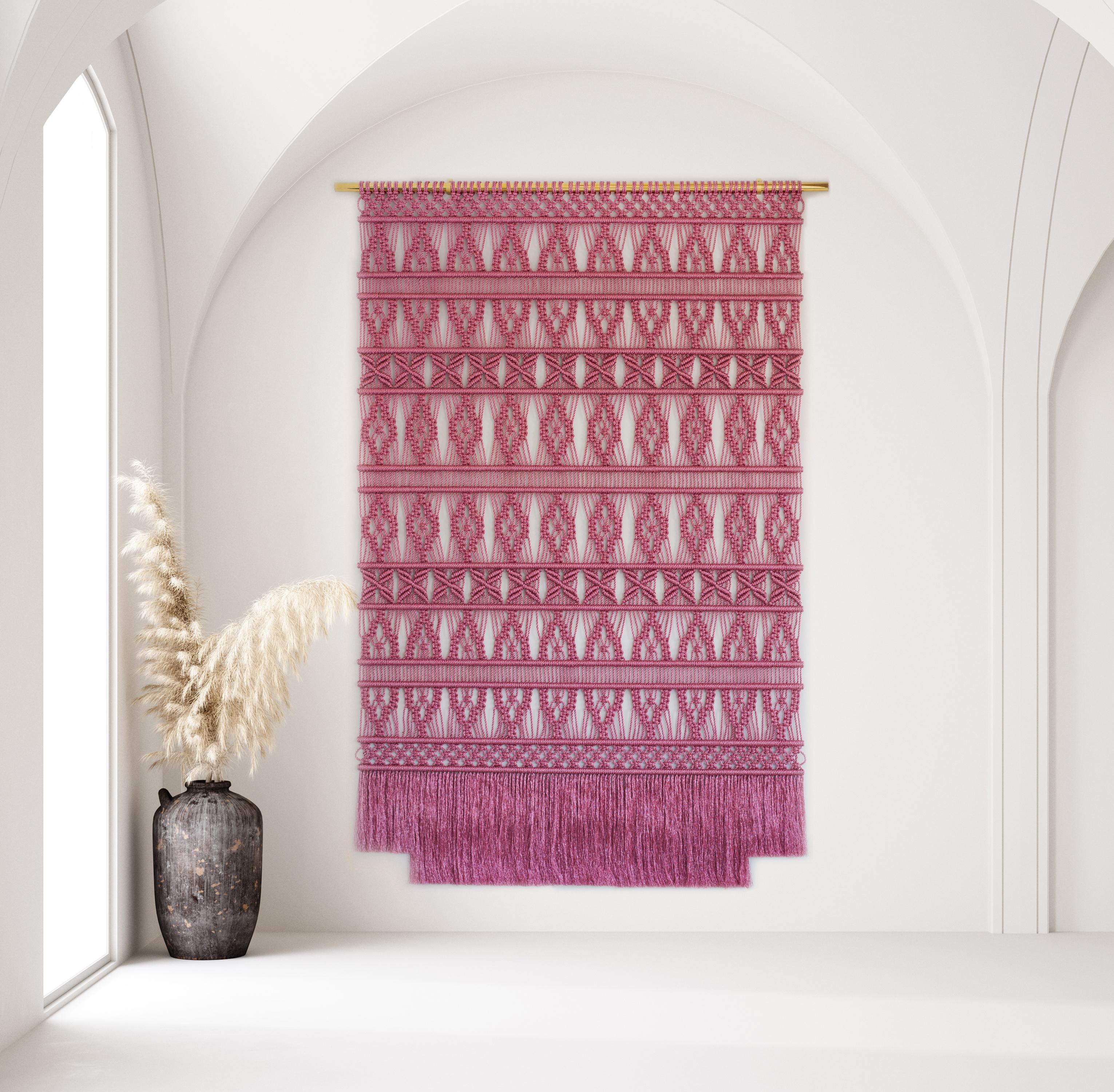 Pink metallic macrame wallhanging
wallart, fiberart, textile art, wall tapestry
Measures: 180cm x 280cm
Handmade by Milla. Novo in her Art studio near Amsterdam
These large wallhangings give a warm feeling in your interior and help with