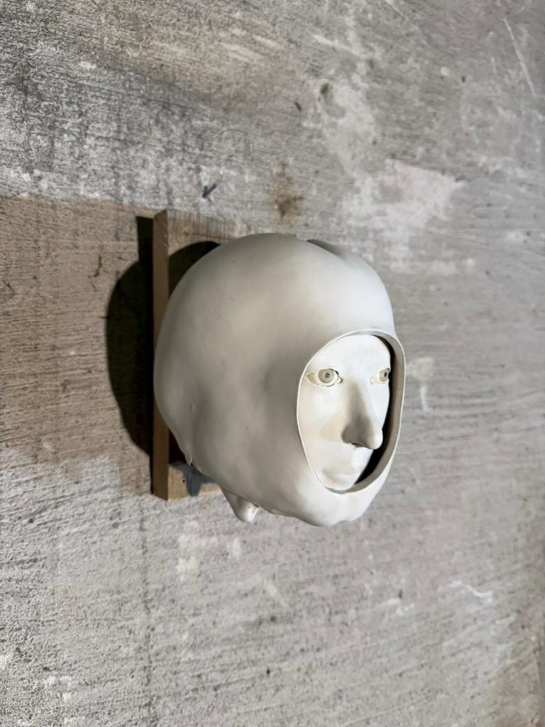 Scandinave moderne Sculpture murale suspendue de Britt-Ingrid Persson, Suède, casque à visages, années 1960 en vente