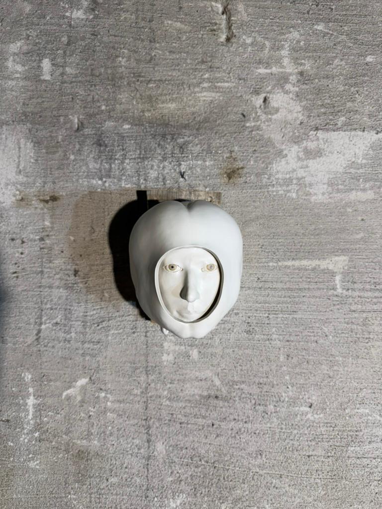 Suédois Sculpture murale suspendue de Britt-Ingrid Persson, Suède, casque à visages, années 1960 en vente