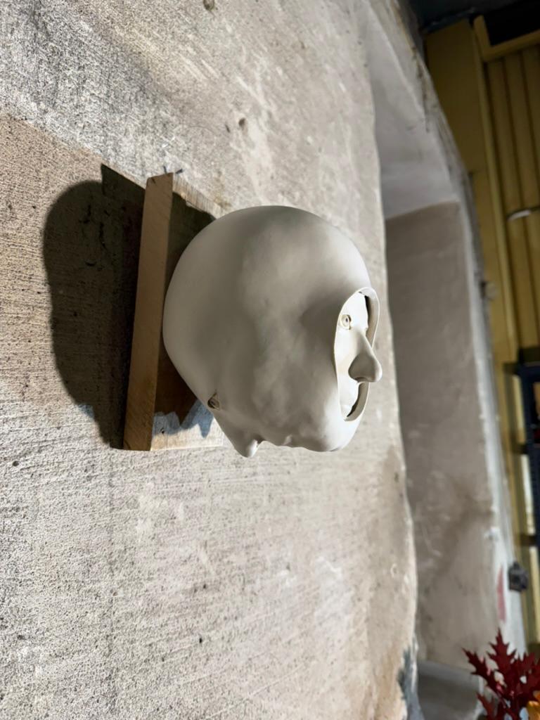 Sculpture murale suspendue de Britt-Ingrid Persson, Suède, casque à visages, années 1960 Excellent état - En vente à Stockholm, SE