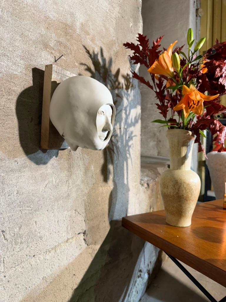 20ième siècle Sculpture murale suspendue de Britt-Ingrid Persson, Suède, casque à visages, années 1960 en vente