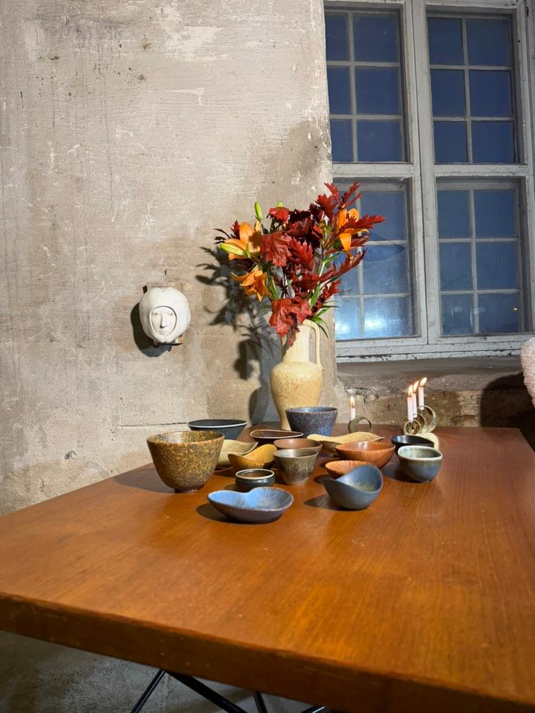 Céramique Sculpture murale suspendue de Britt-Ingrid Persson, Suède, casque à visages, années 1960 en vente