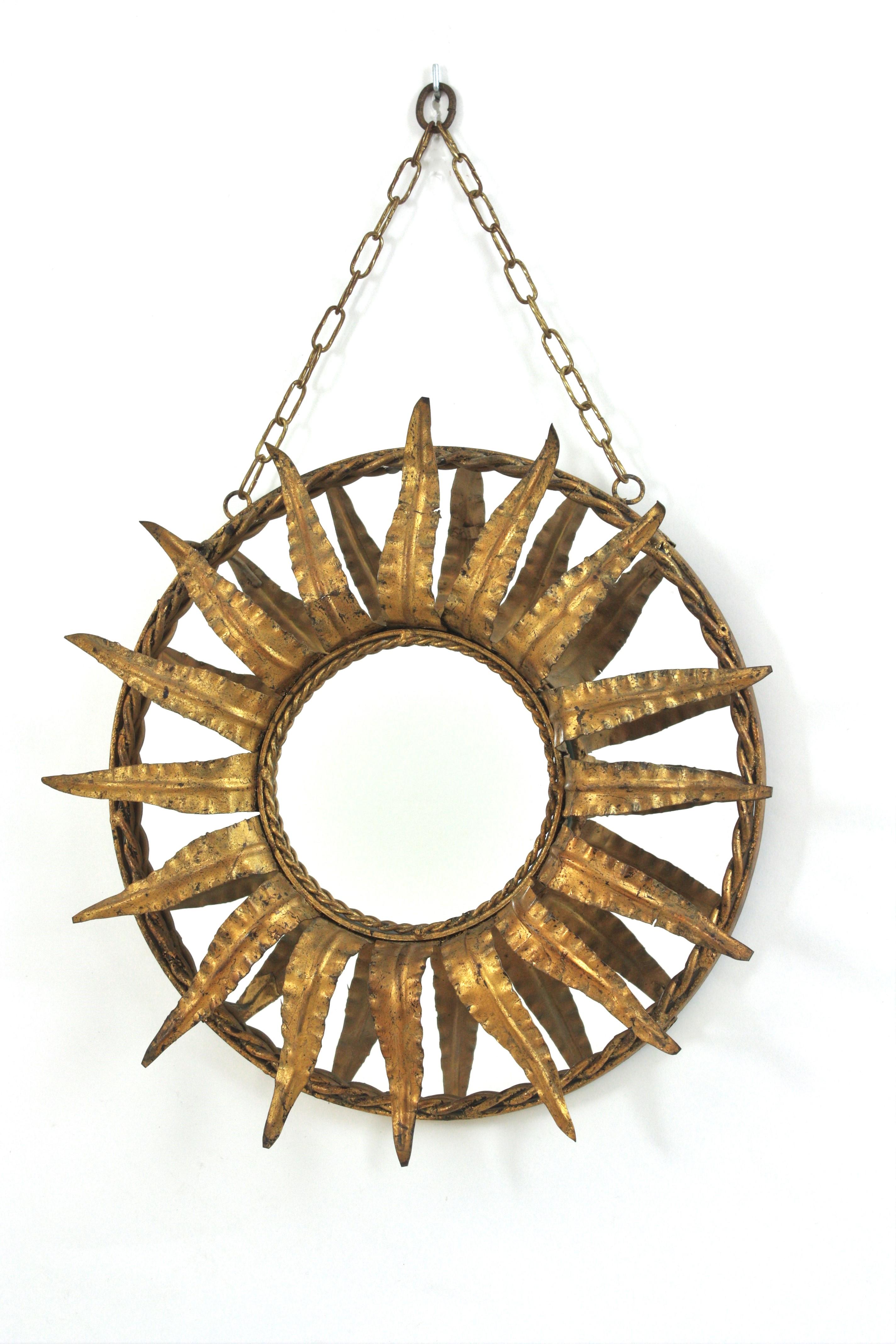 Wandspiegel mit Sonnenschliff aus vergoldetem Eisen und Blattwerkrahmen, Frankreich 1940er Jahre (Metall) im Angebot