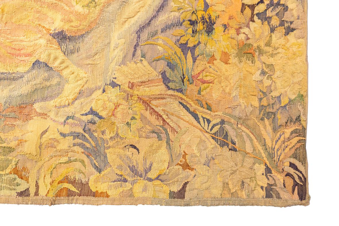 Cette magnifique tapisserie murale, mesurant 204 × 141 cm (6' 8