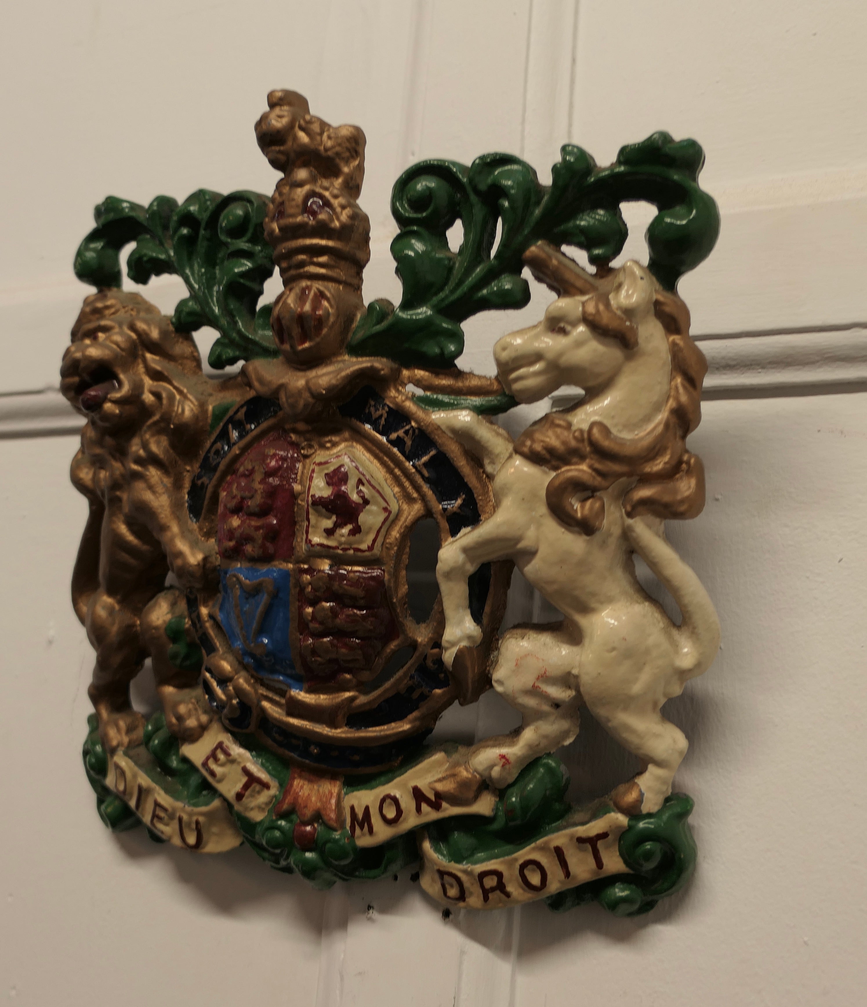 Wall hanging Victorian cast iron royal coat of arms shield plaque 

This is a charming wall plaque is a heavy piece, it was originally wall hung probably on a column as it has a very slight curve, it has a bright painted finish

This is a superb