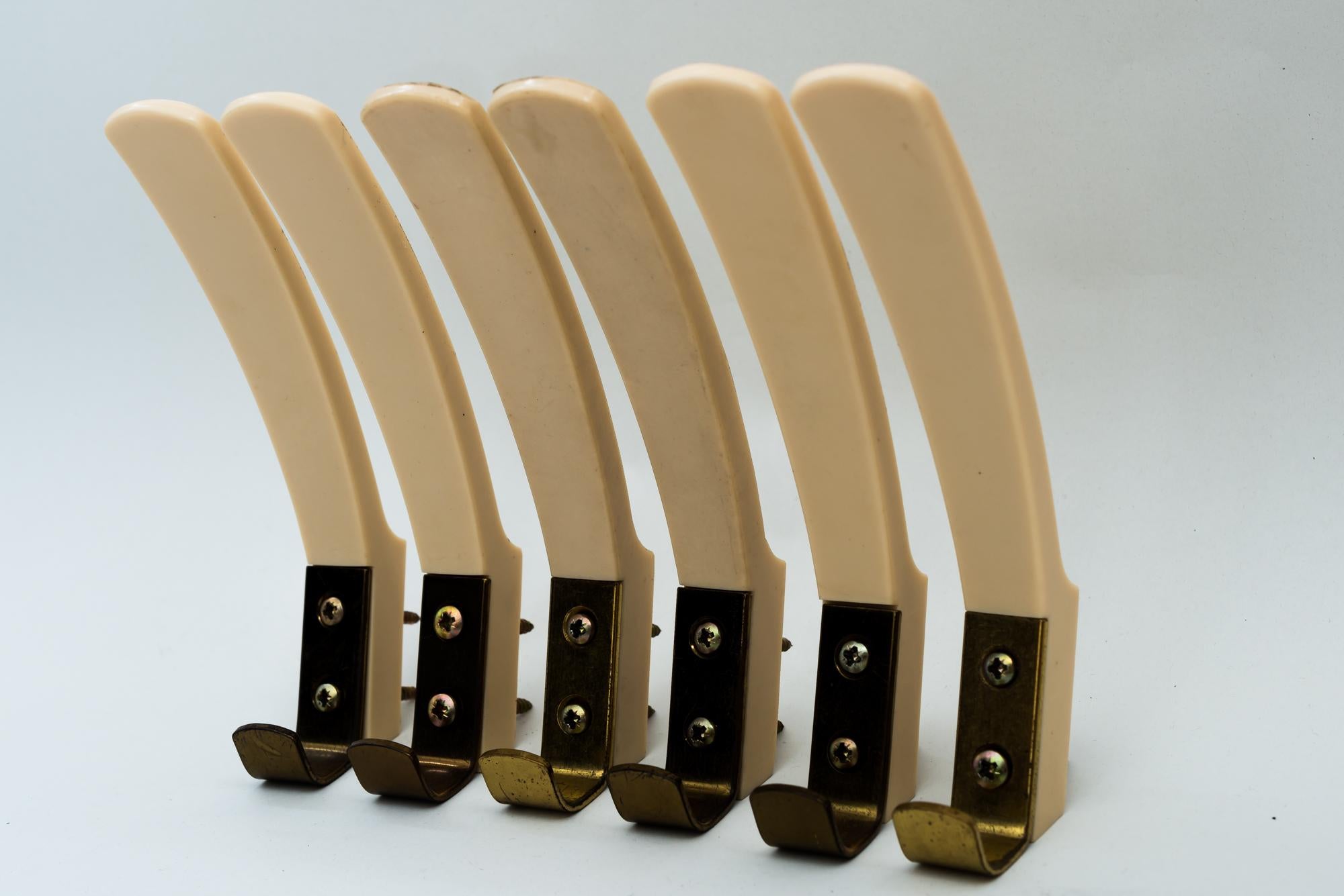 6 wall hooks ( bakelite and brass ), Vienna, circa 1950s
Priced and sell per piece
Original condition.