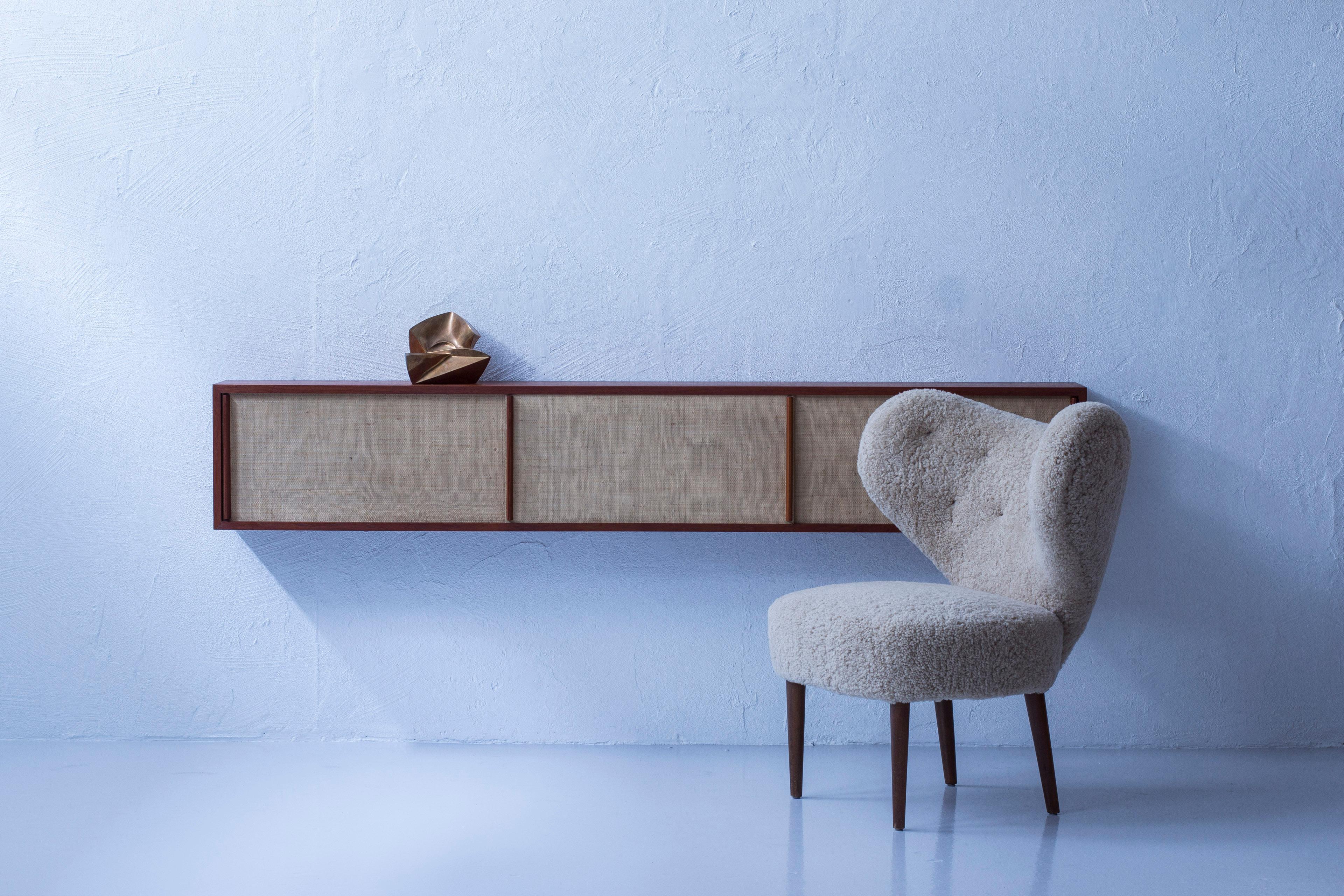 Wall Hung Sideboard in Teak and Seaweed in the Style of Illmari Tapiovaara  In Good Condition In Hägersten, SE