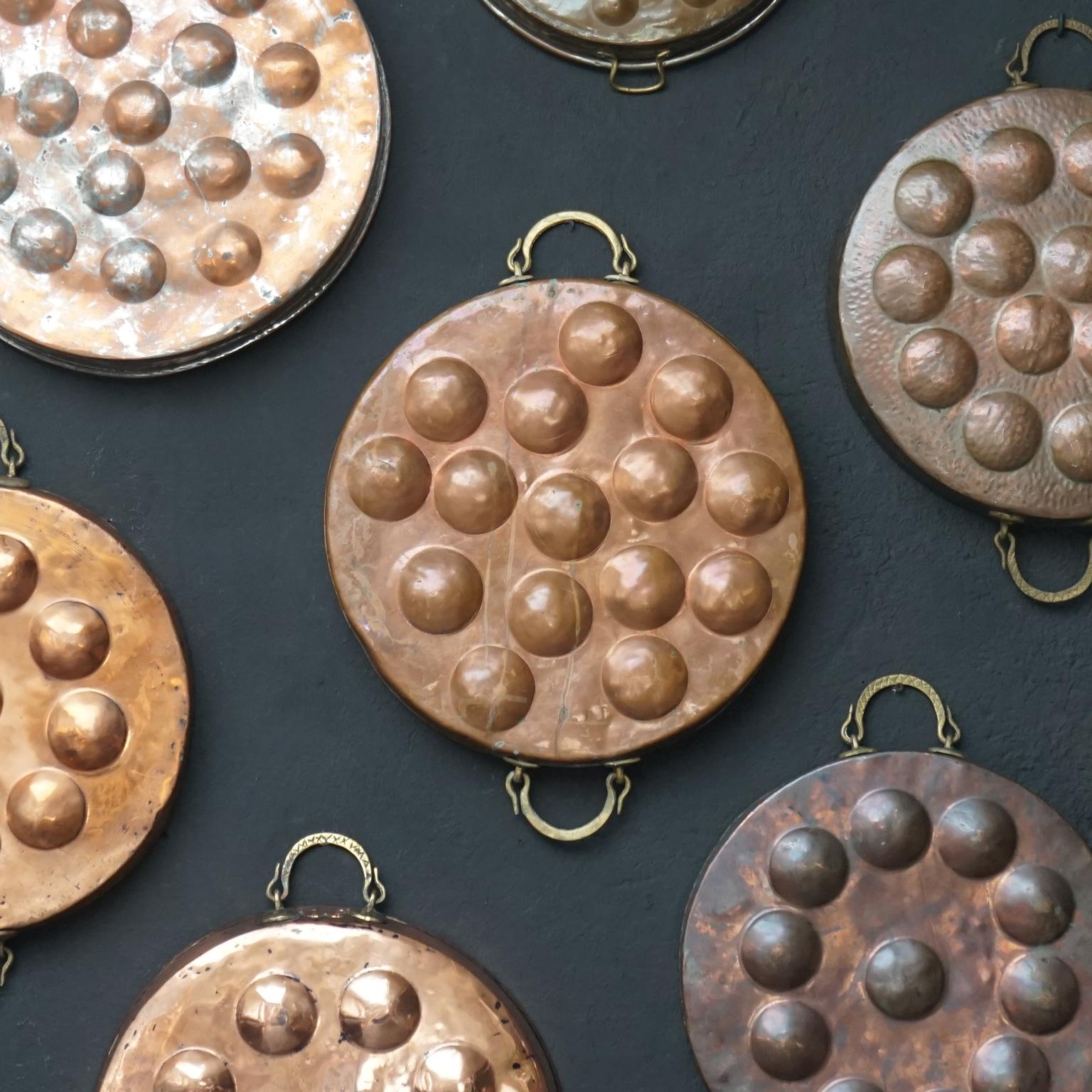 Wall Kitchen Collection of Eight 19th Century French Copper Egg Poacher Pans In Good Condition In Haarlem, NL