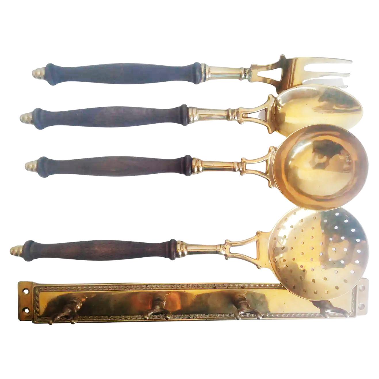Old kitchen tools or utensils made of wood and brass hanging from a hanging bar. Old kitchen appliance
 Midcentury 

Saucepan fork palette and serving pot

This set of brass utensils is ideal to decorate a kitchen of any style, because its timeless