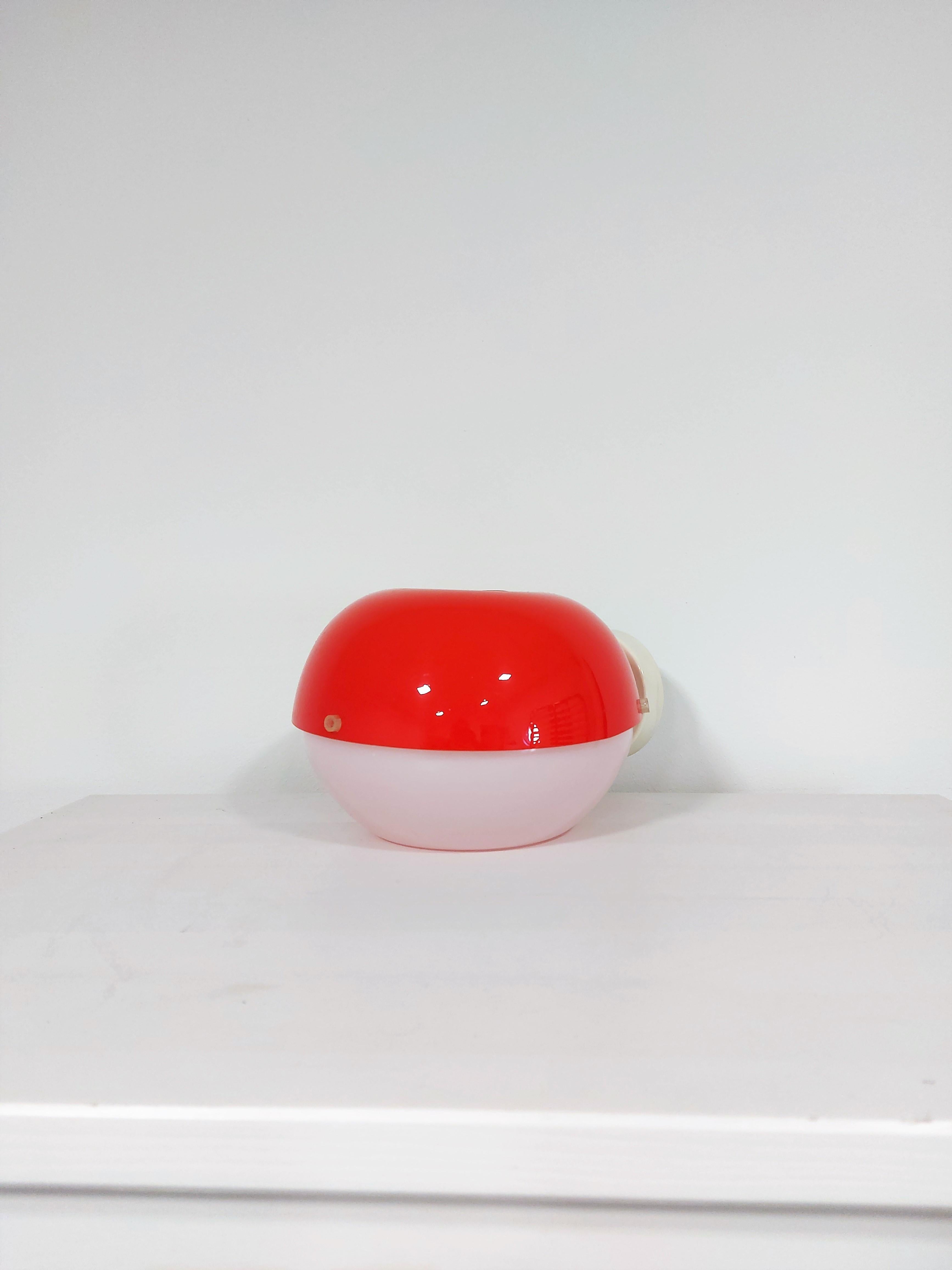 Vintage wall lamp

Colour: Red/white

Material: Plastic/metal

Period: 1980s

Style: Midcentury.