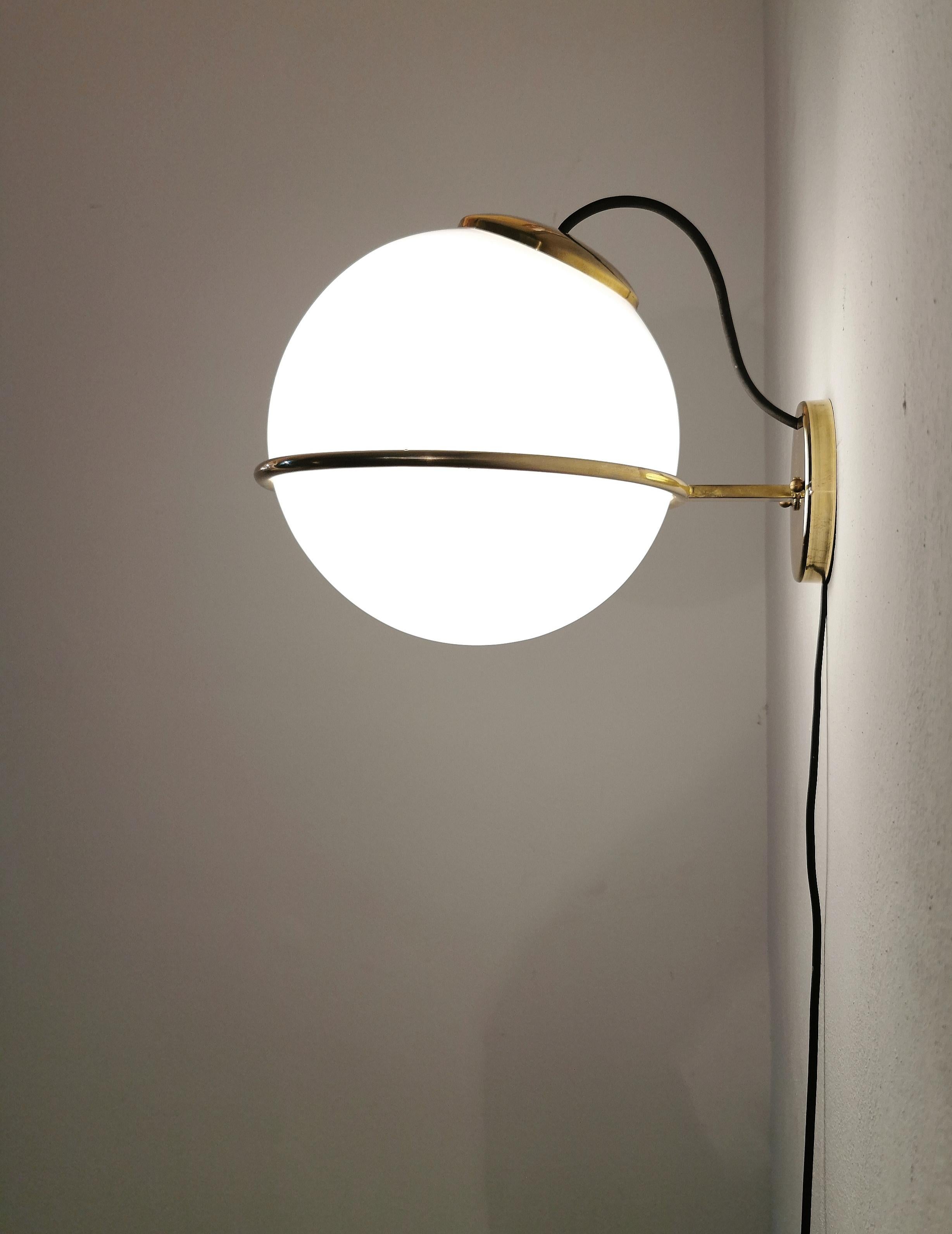 Particular and elegant wall lamp with structure entirely in brass and spherical milk white glass diffusers with 1 E27 light. Italian production of the 1960s.


Note: We try to offer our customers an excellent service even in shipments all over the
